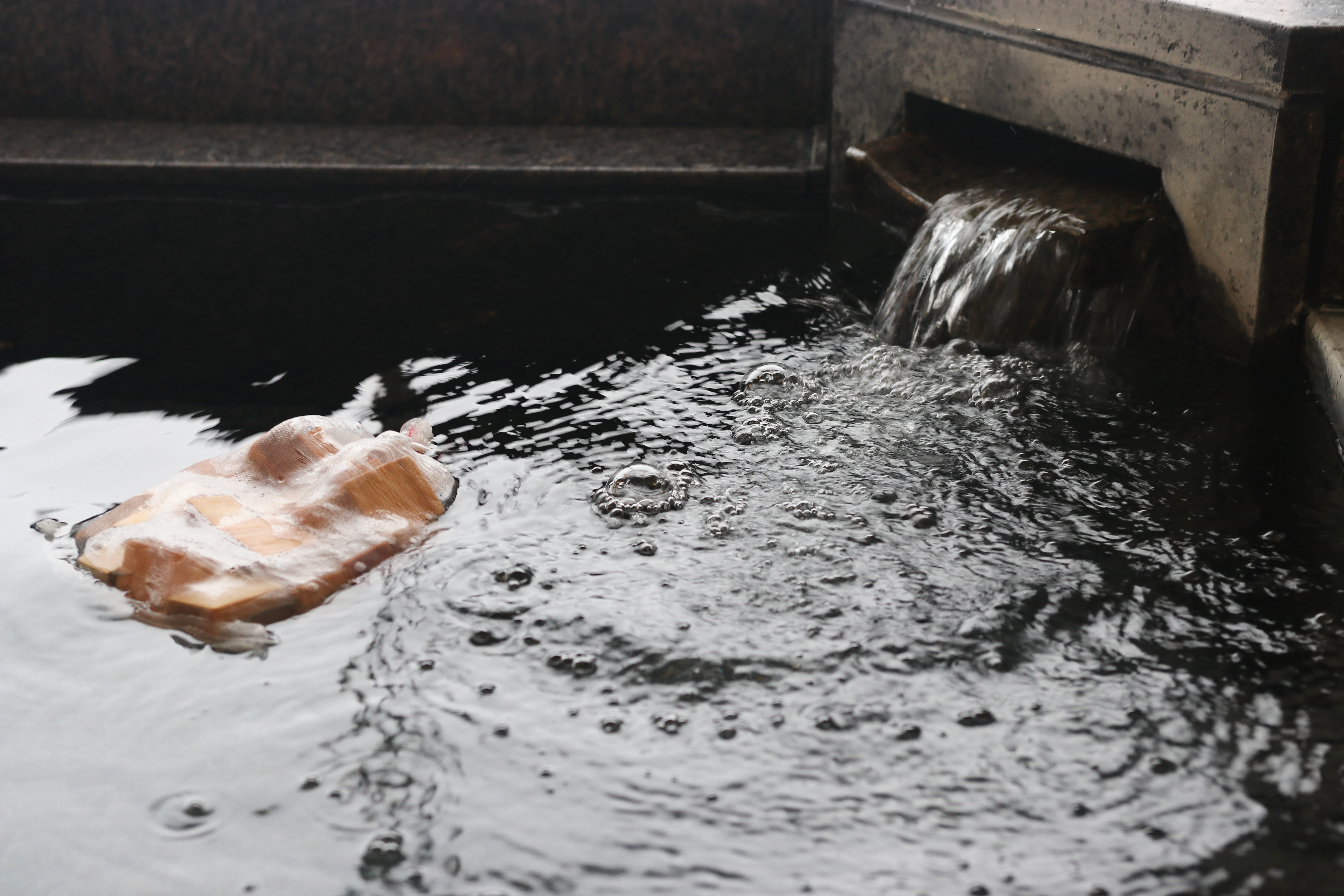 【ご婦人専用大浴場】温かいお風呂には、檜玉を浮かべております。