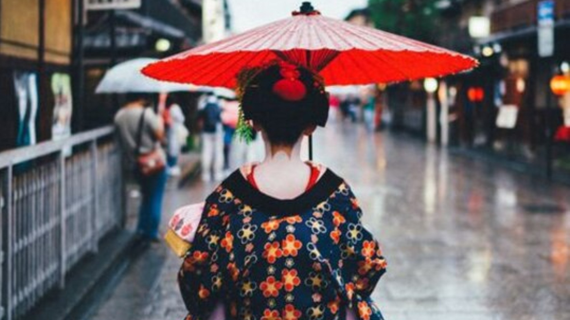 【祇園・東山】祇園周辺に行くと見かける舞妓さん。舞妓は20歳までの呼称。それ以降は芸妓となる