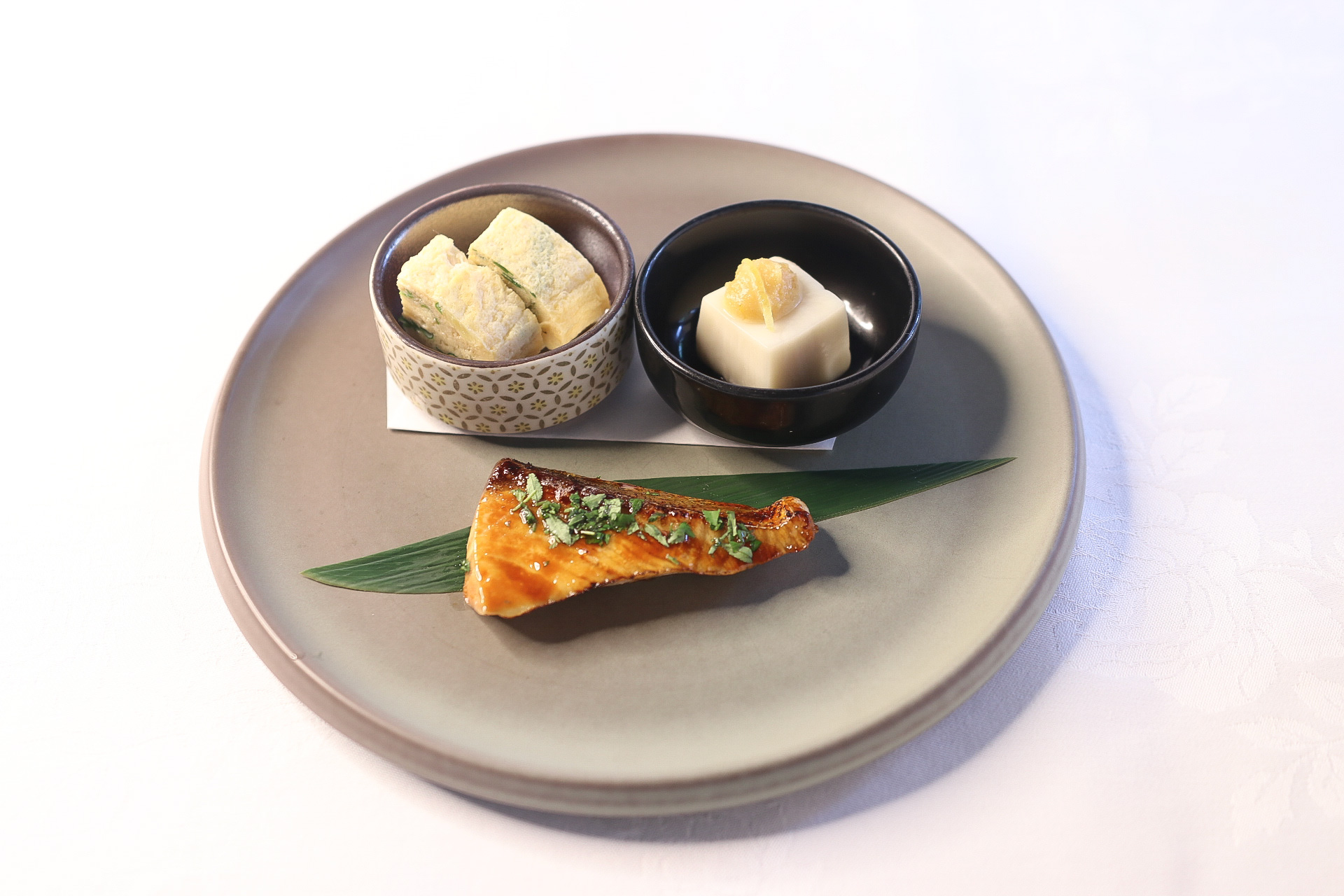 ランチメイン：ブリの照り焼きと季節の小鉢2種 ※冬限定