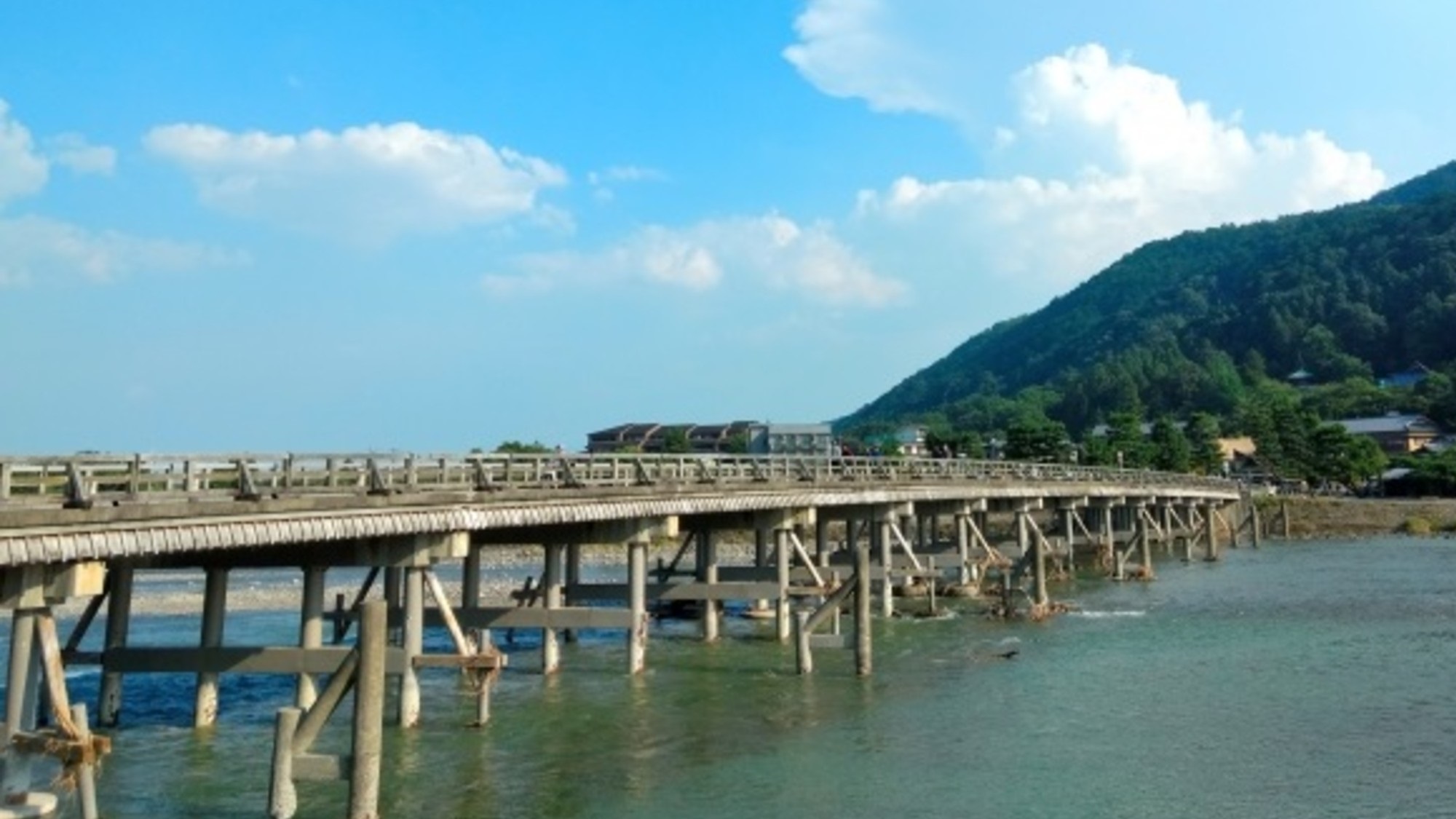 【嵐山】渡月橋は四季折々の姿を見せてくれる魅力があり、葛飾北斎の浮世絵でも知られる