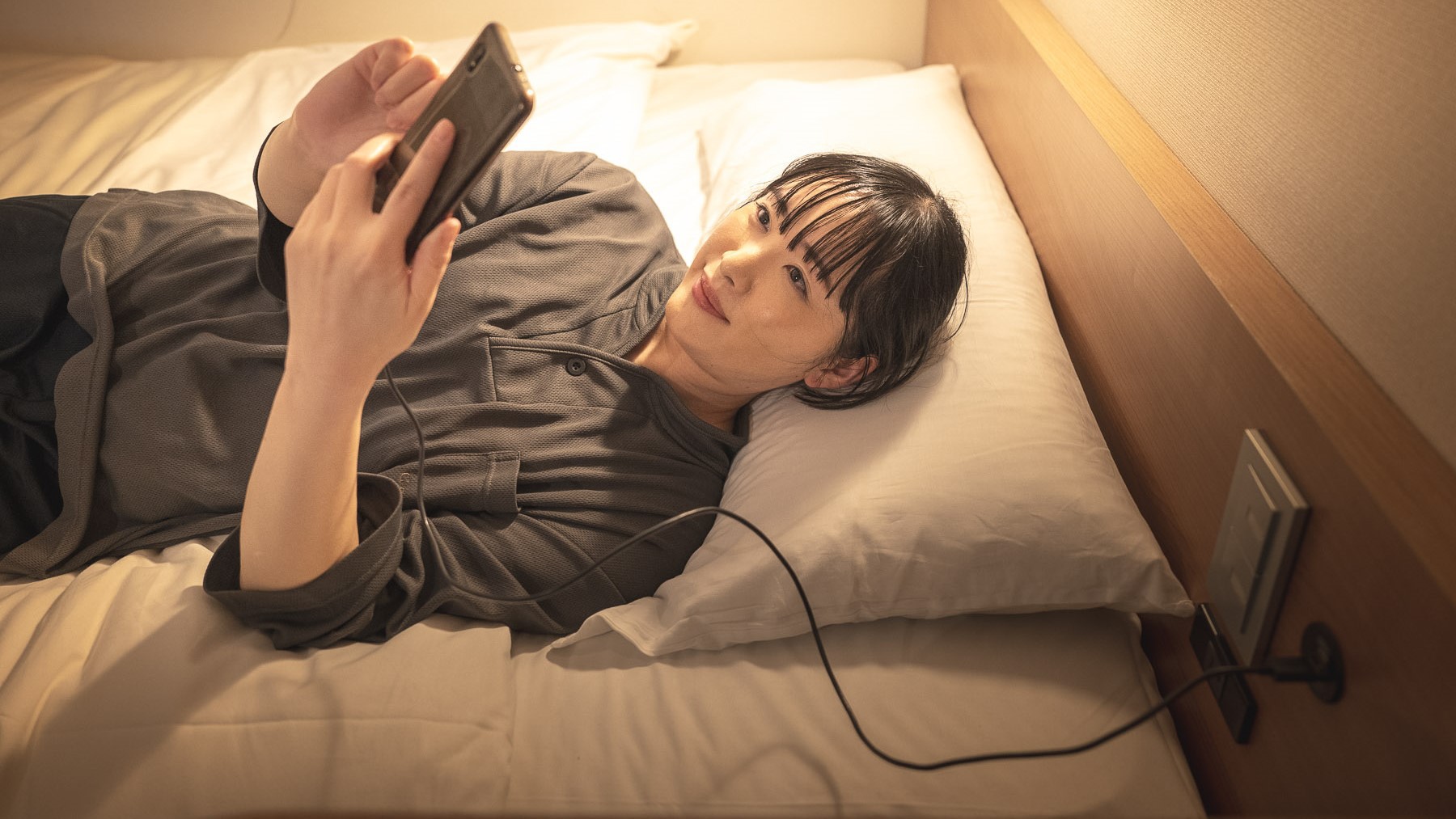 充電しながらベッドに横になってスマホ・タブレット使い放題　※イメージ画像