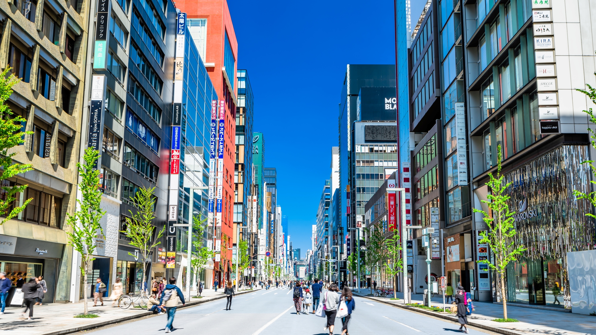 【当館から徒歩約５分】銀座中央通り：デパートや高級ブランド店が並ぶ、東京を代表するショッピングストリ