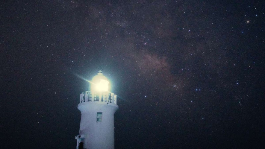 夜の灯台と天の川