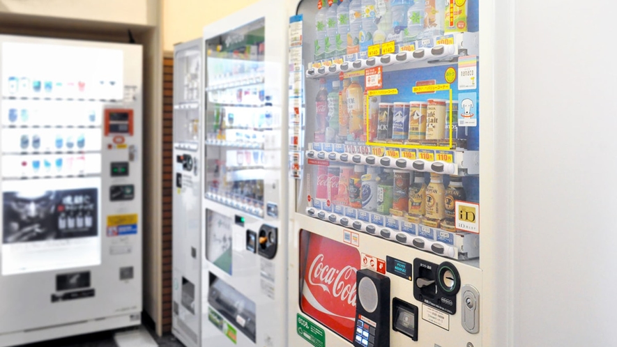 【ロビー】ご宿泊者様がご自由に利用いただける多種多様な自動販売機も設置しております。