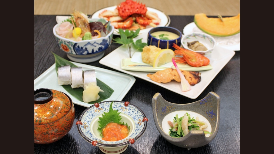 【夕食】地元根室産の魚介類を中心とした和食膳をお楽しみ下さい。※夕食一例