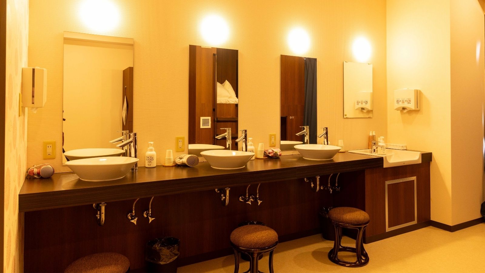 女性専用ドミトリールーム(パウダーコーナー）