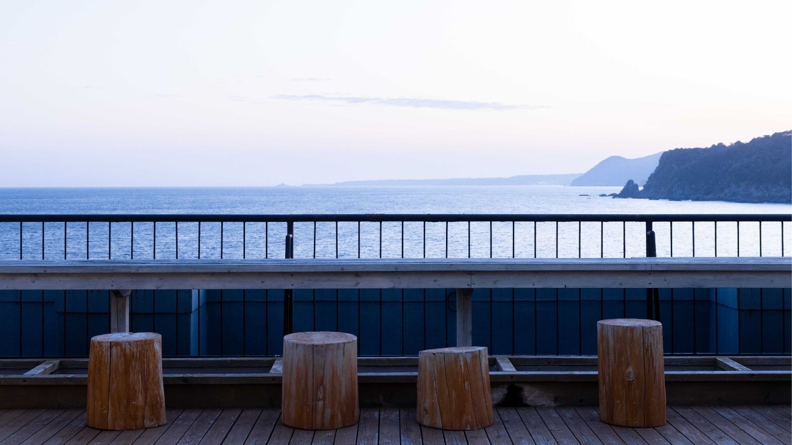 屋上　天空の足湯