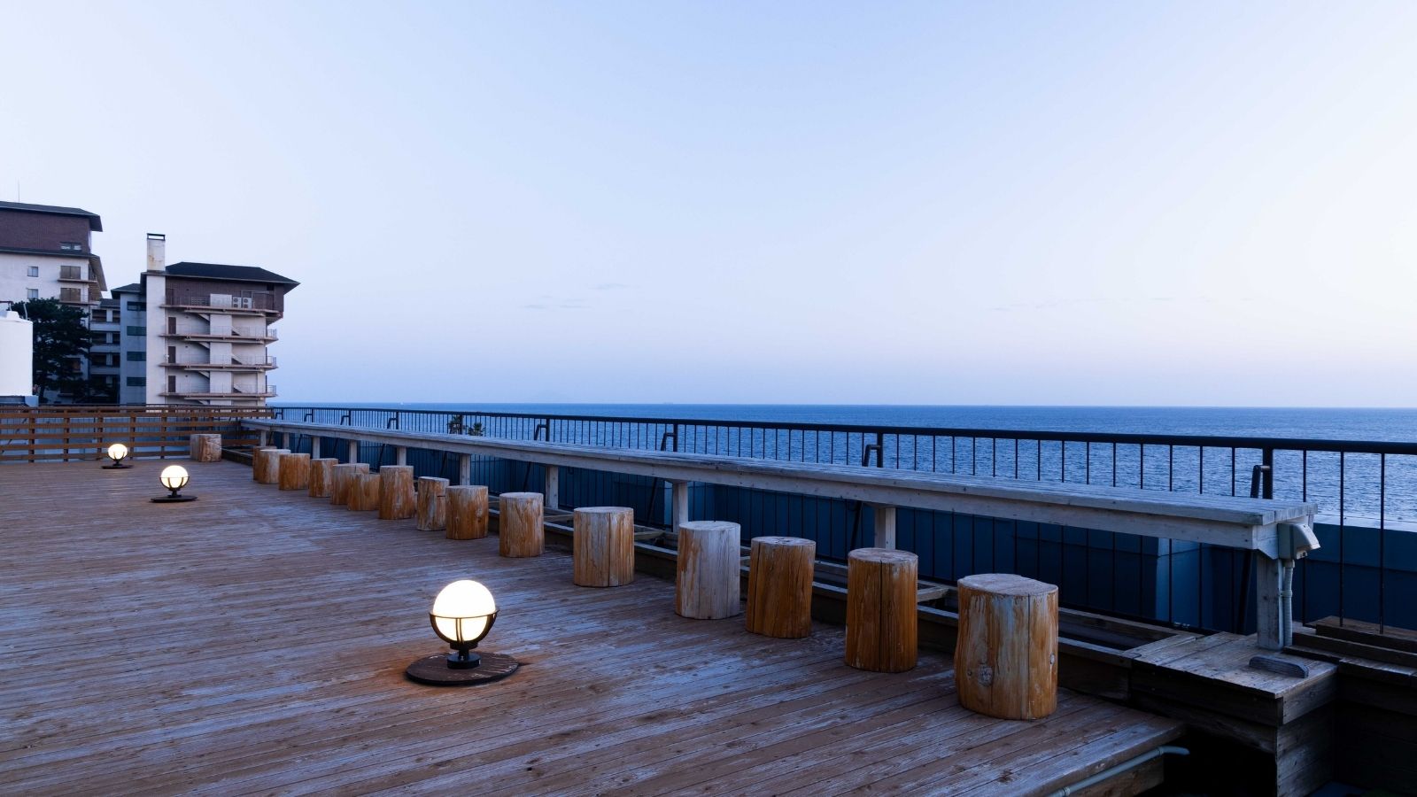 屋上　天空の足湯