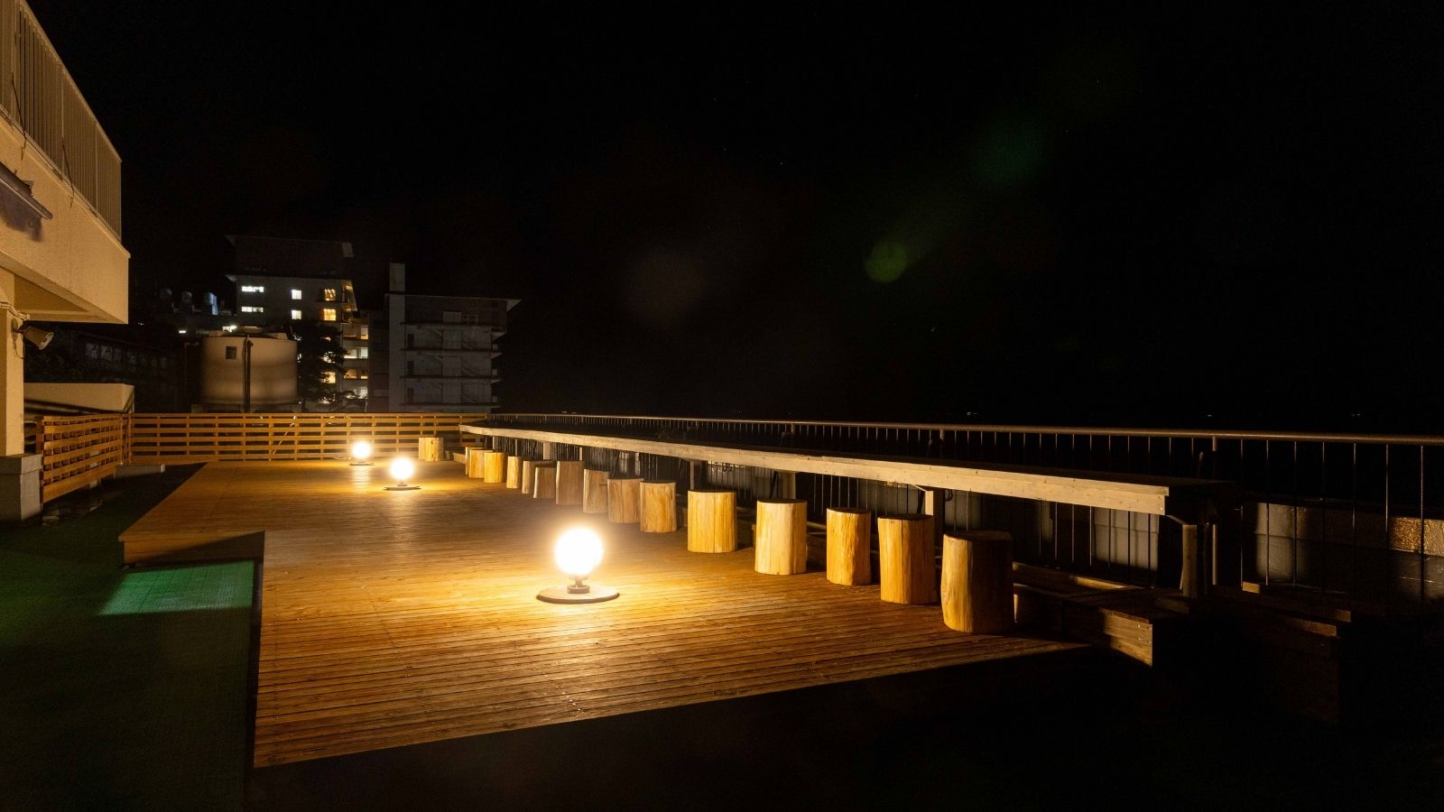 屋上　天空の足湯