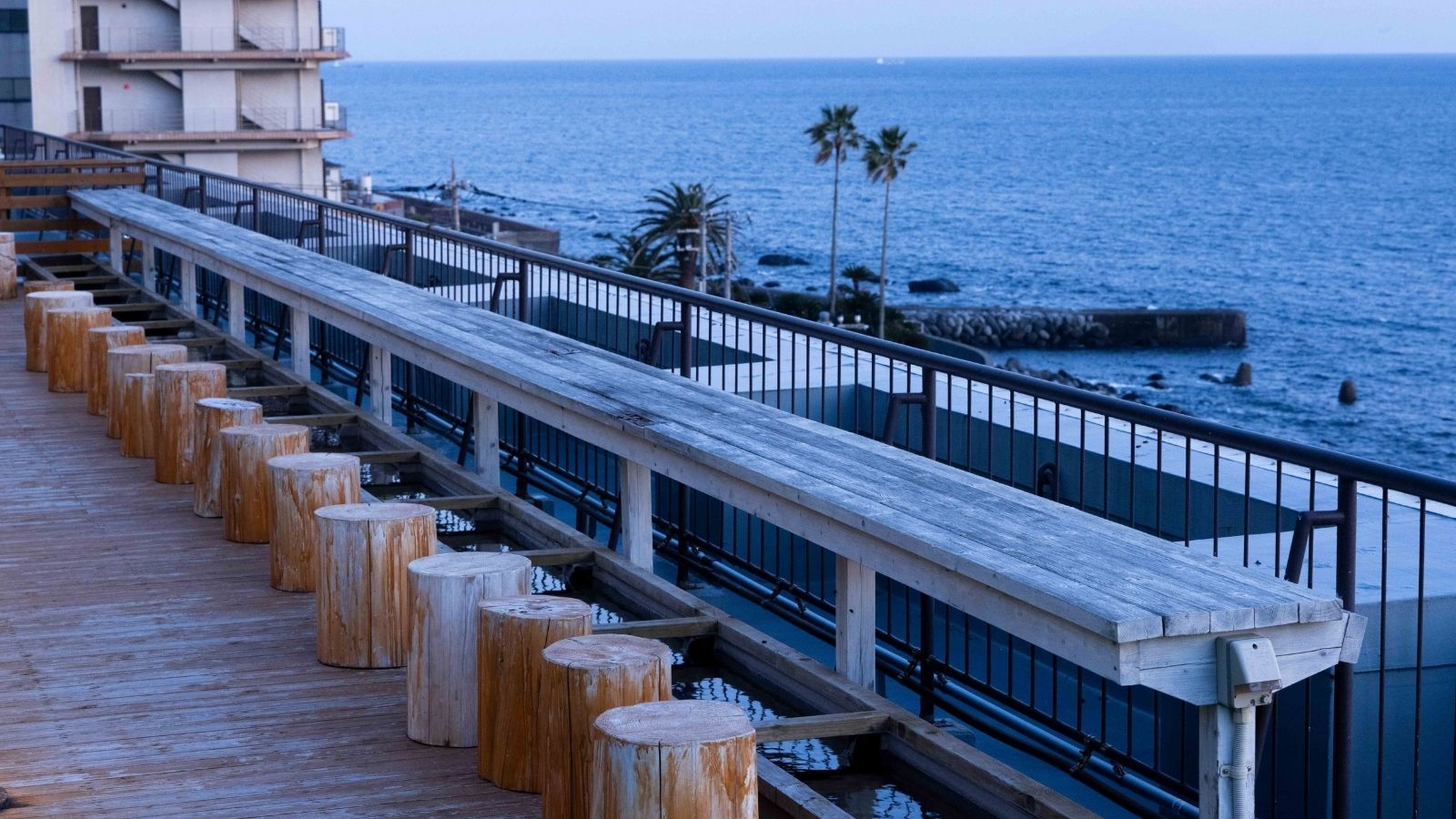 屋上　天空の足湯