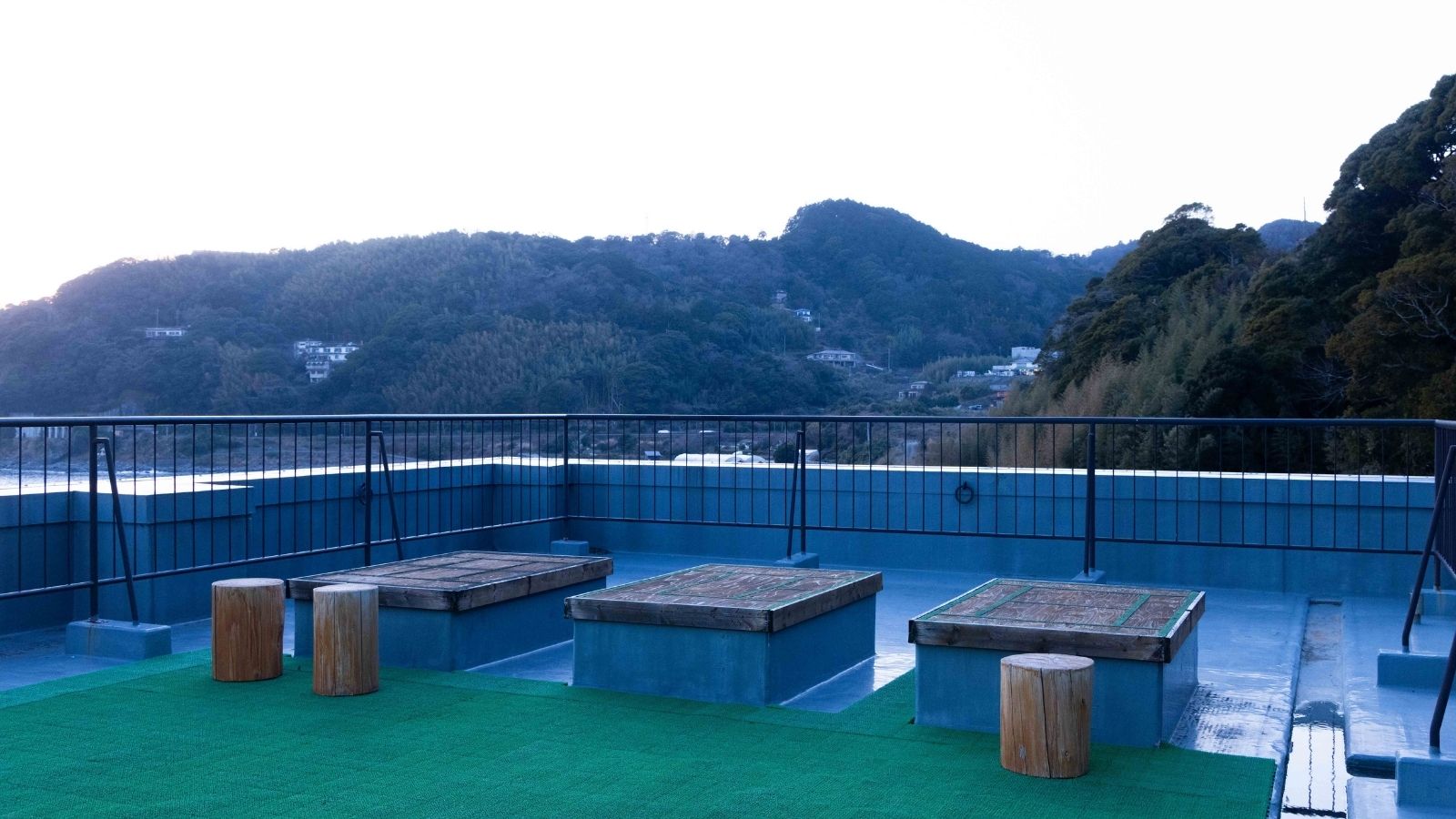 屋上　天空の足湯