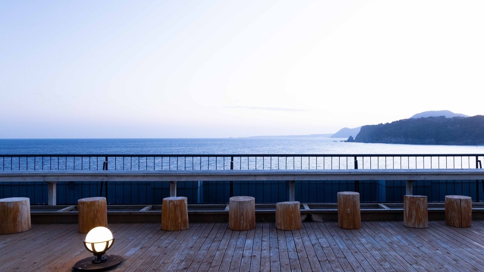 屋上　天空の足湯