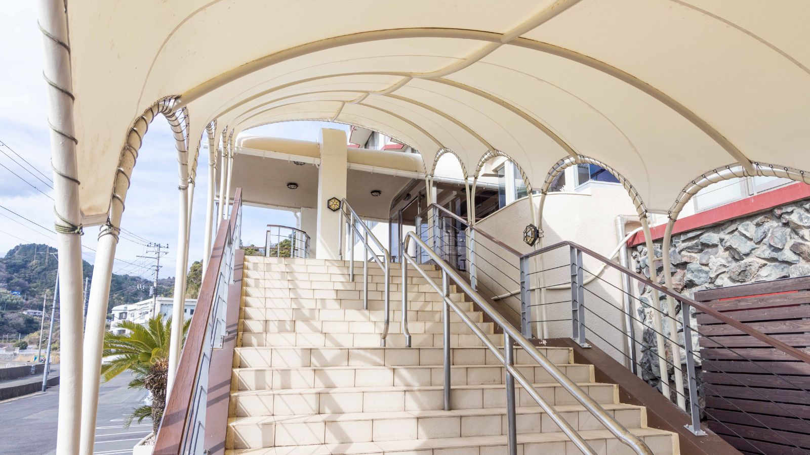 ホテル　正面階段