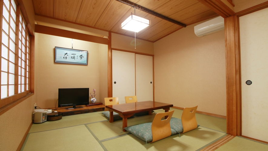 【客室】お部屋にはテレビ、お茶セットなどご用意がございます☆