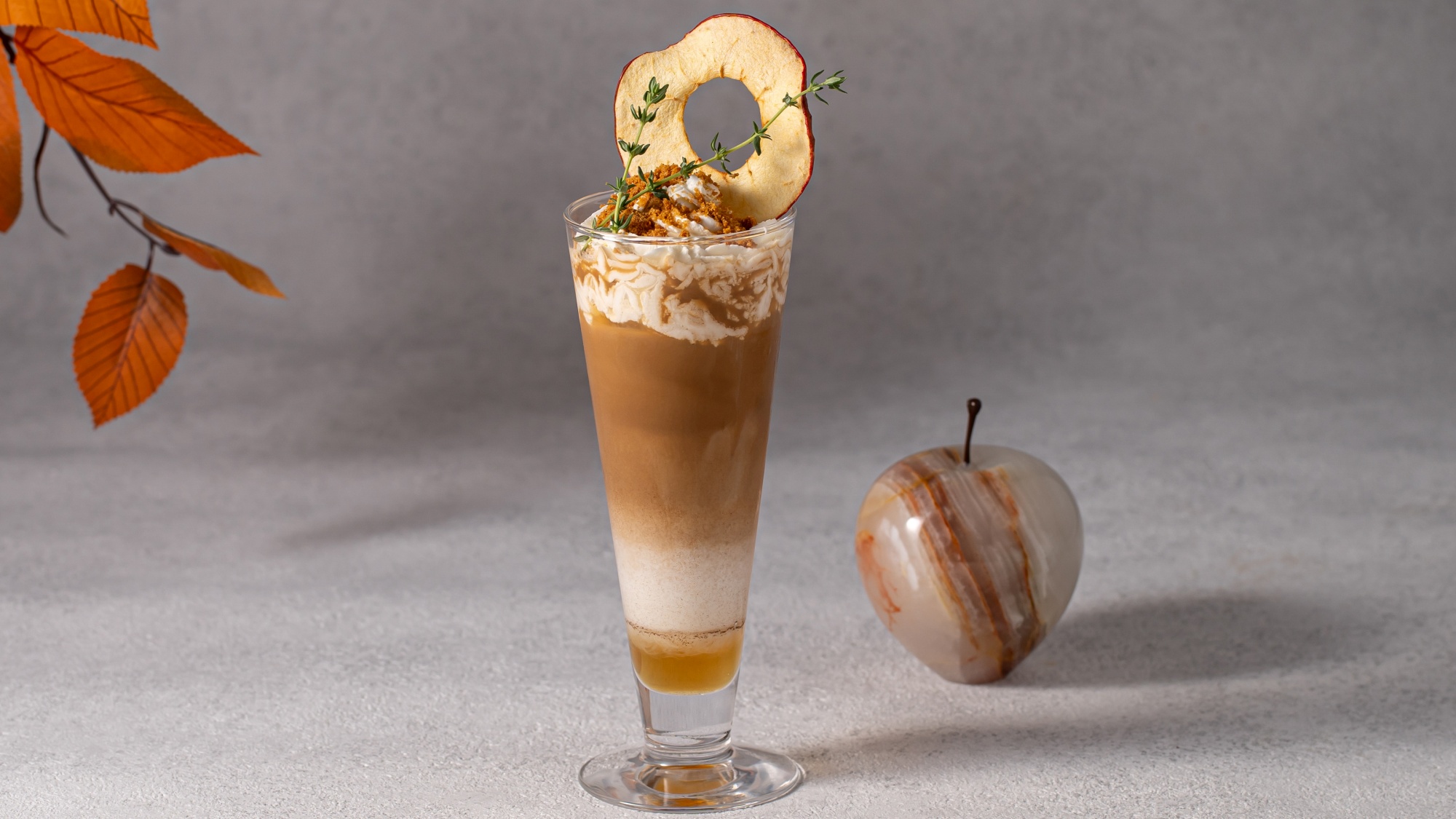 アップルクリームラテ：りんごの甘酸っぱい味わいとシナモンを重ねたデザートラテです。