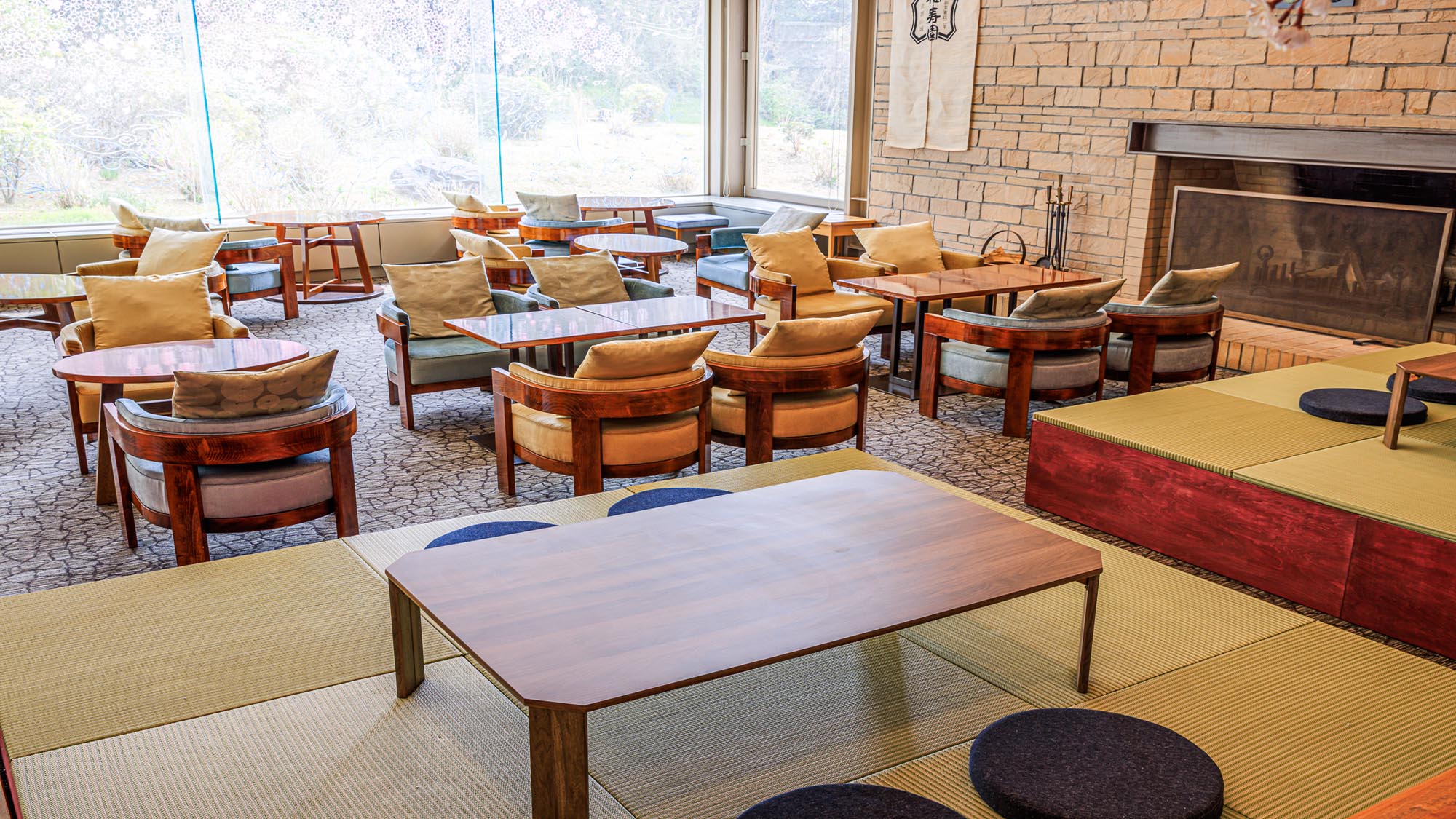 小上がりのTATAMIスペースでくつろぐラウンジ あじさい