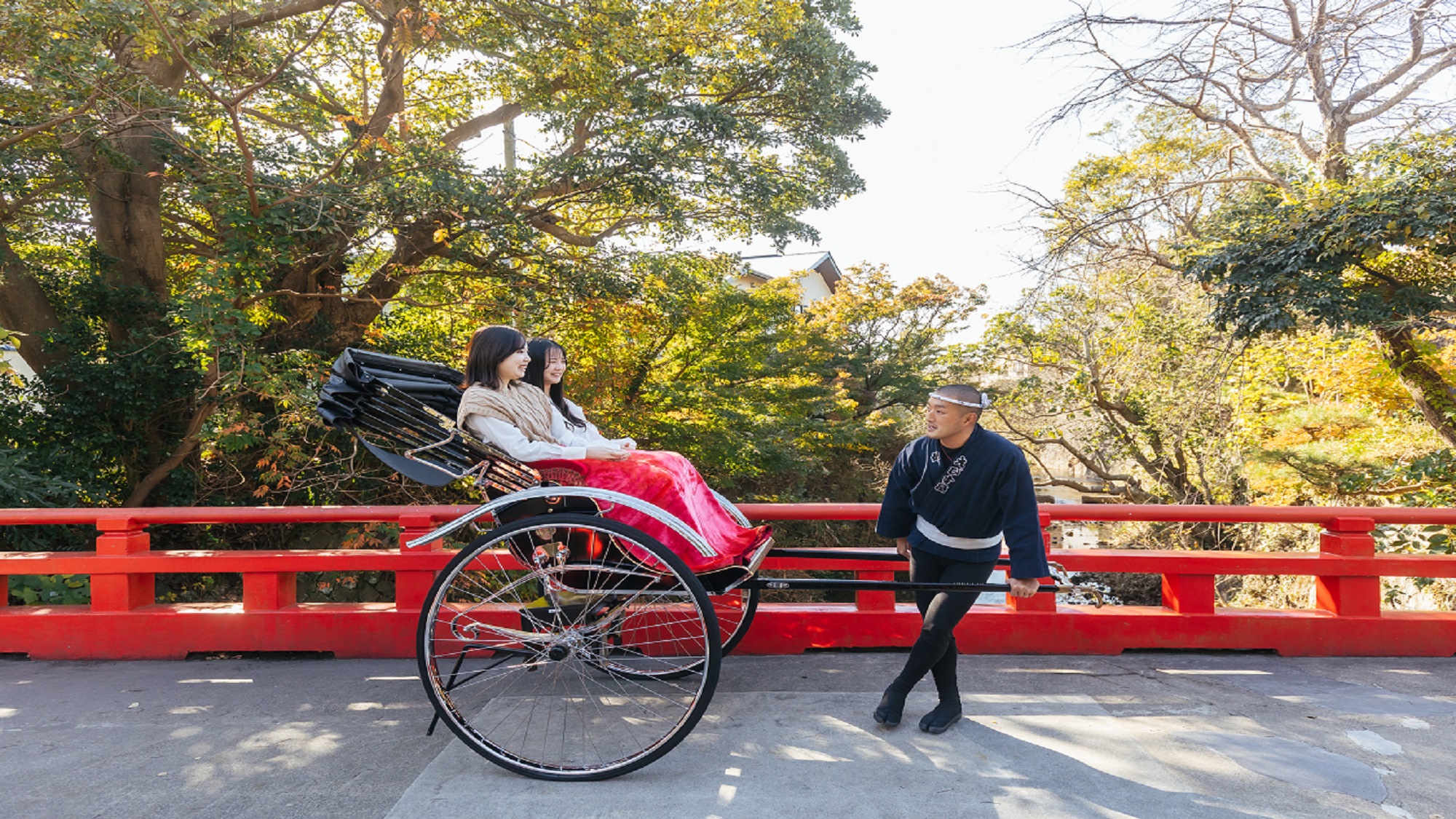 鎌倉名物・人力車で、ゆったりと鎌倉散策を満喫します。