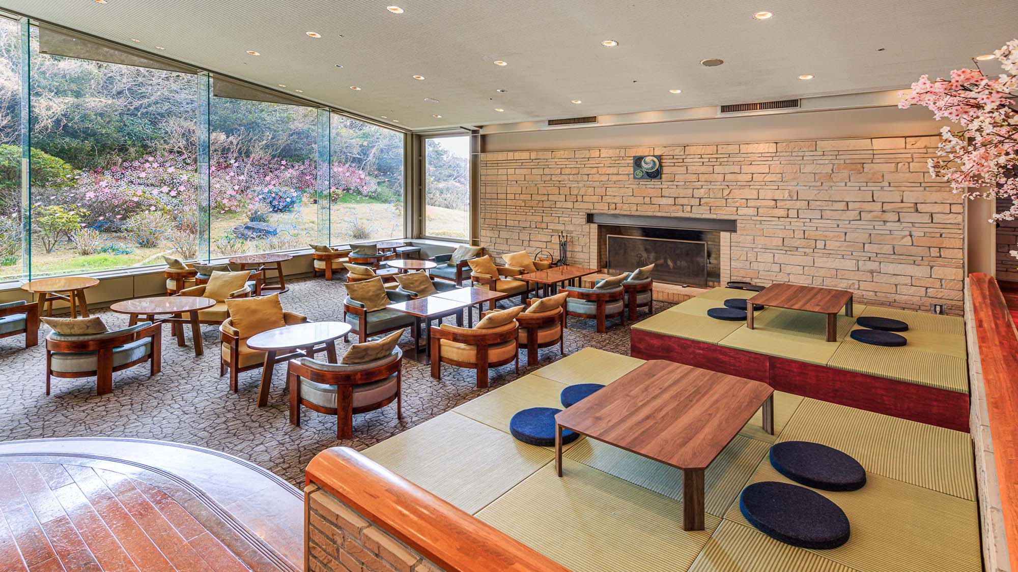 小上がりのTATAMIスペースでくつろぐラウンジ あじさい