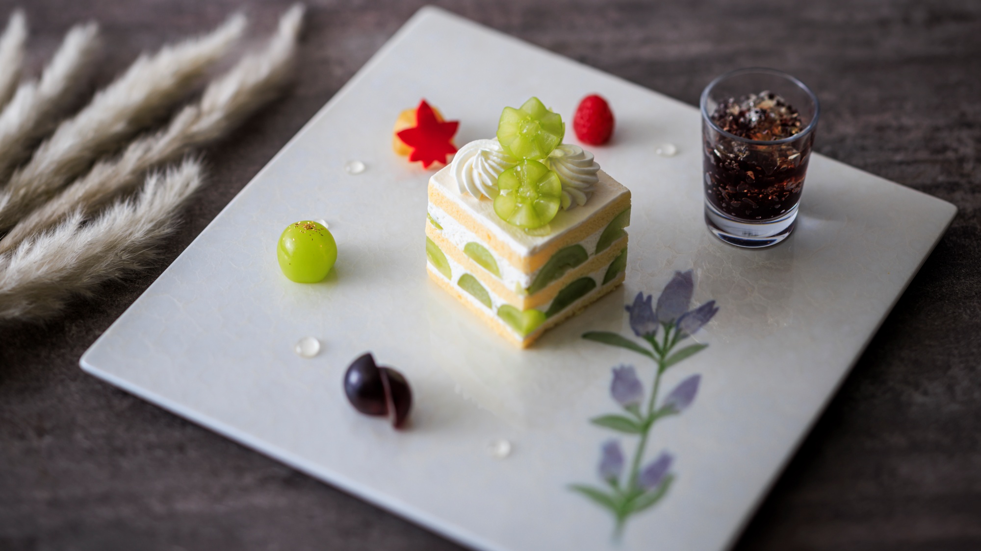 デザートプレート：季節のおすすめケーキからお好きなケーキをお選びください。