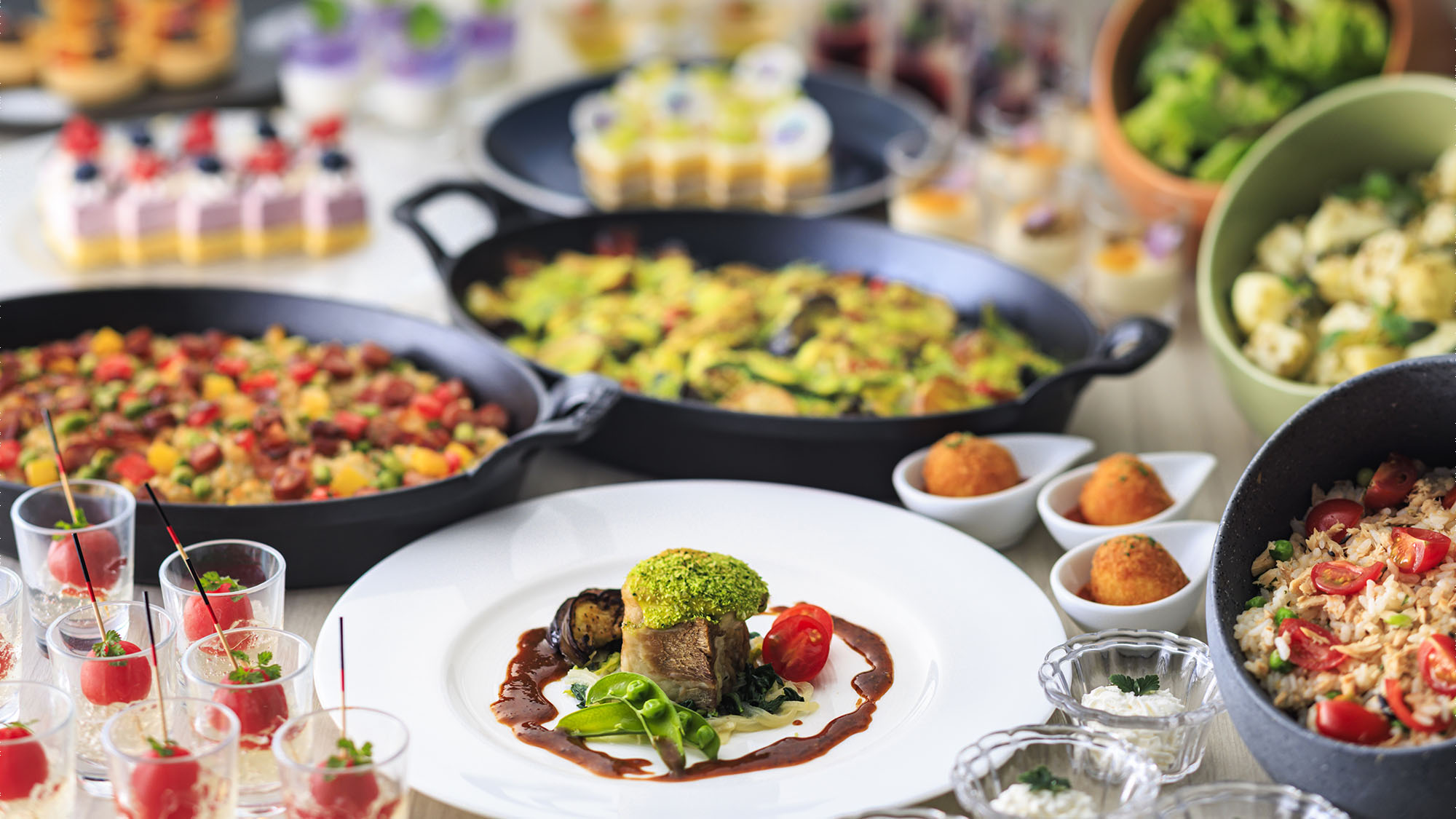 初夏のハーフブッフェランチ　メイン料理を選んで、オードブルやパンなどのブッフェボードはお好きなだけ。