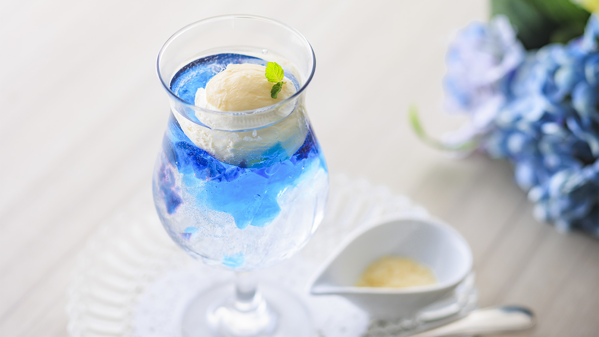 初夏のスイーツ・あまおとソーダ　雨の中で可憐に咲く紫陽花をイメージしたソーダです。