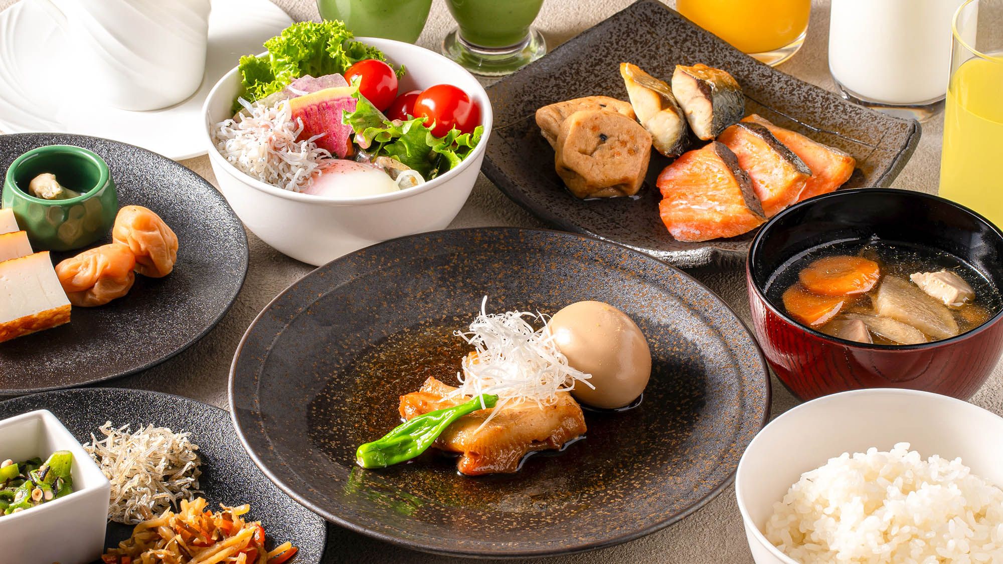【白身魚の煮付け】ふっくらとやわらかく煮た白身魚に甘辛の煮汁が染み込んだ、やさしい味付けの一品。