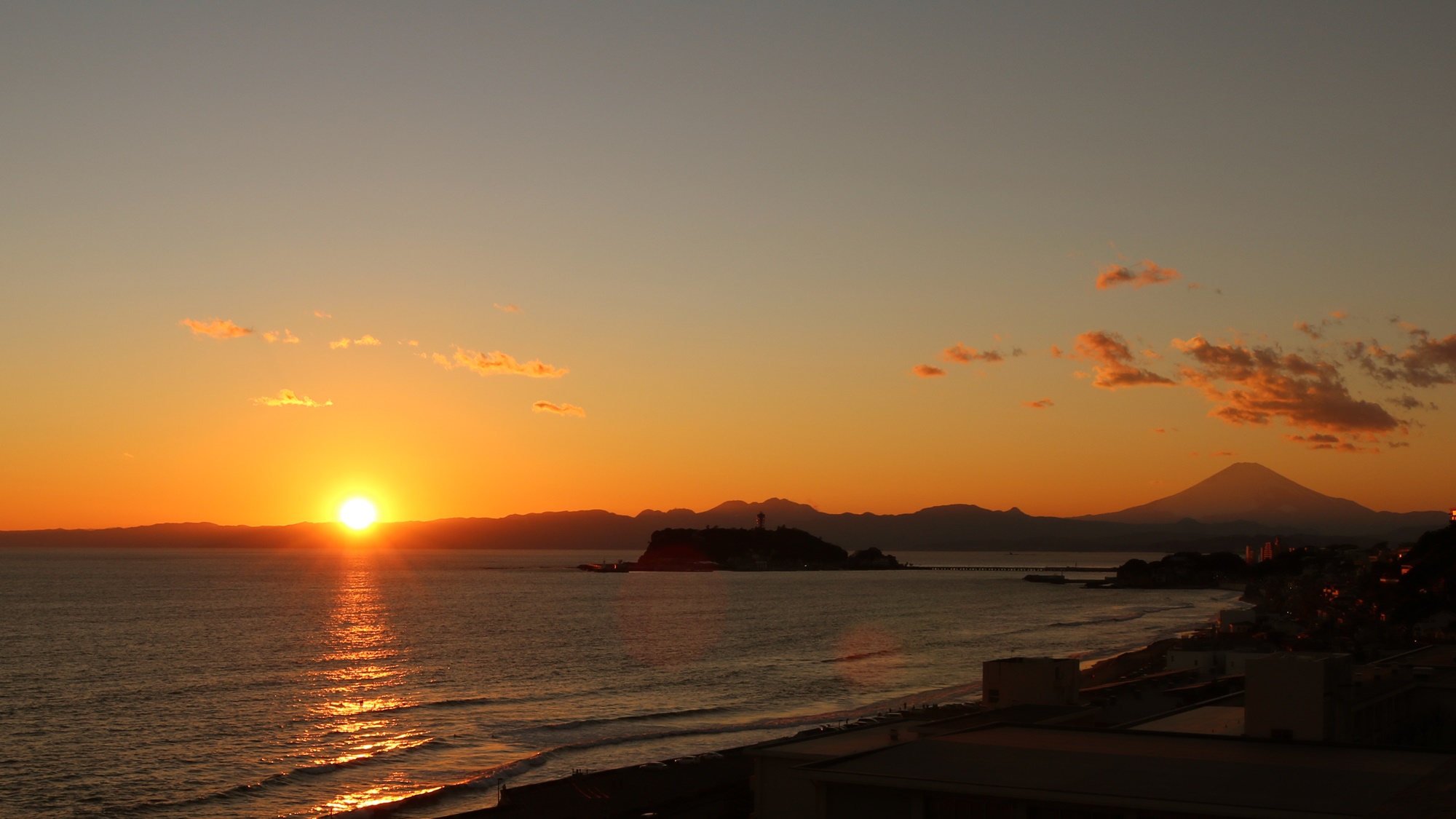 絶景テラスから望む夕暮れの江ノ島や富士山が一望できます。