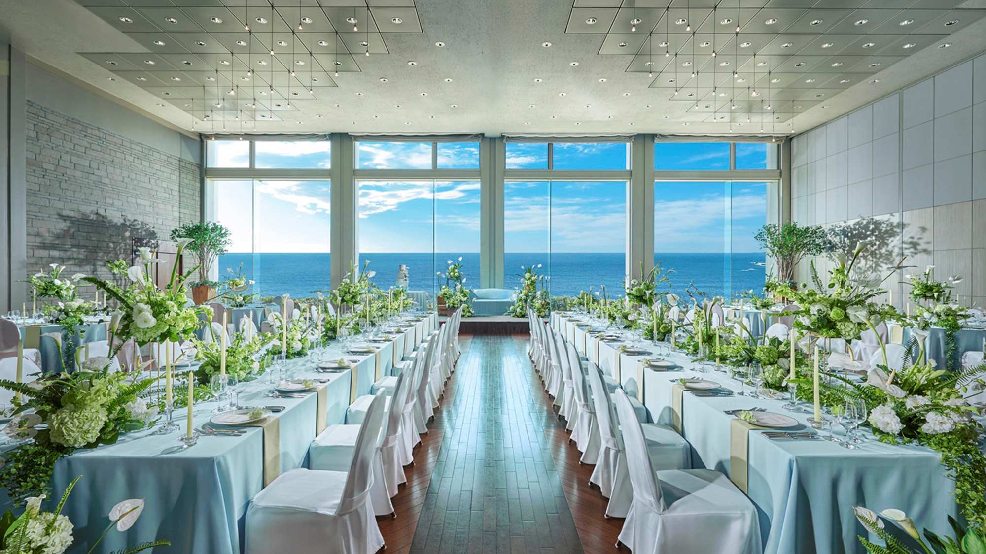 七里ヶ浜のきらめく海と青い空が窓一面に広がる「バンケットホール七里ヶ浜」