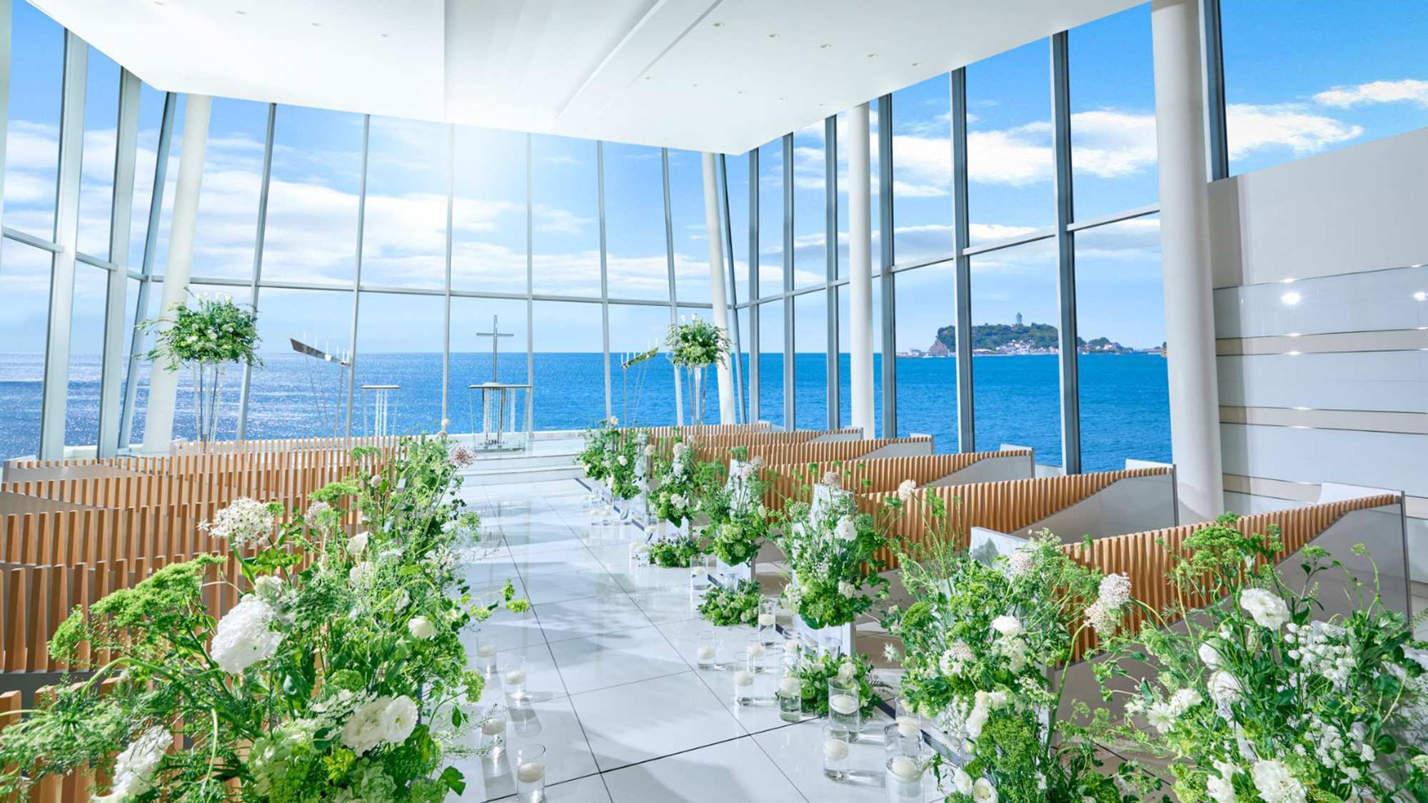 扉を開けると窓一面に広がる海と空。幻想的で美しいチャペル「マリンマリアージュ」