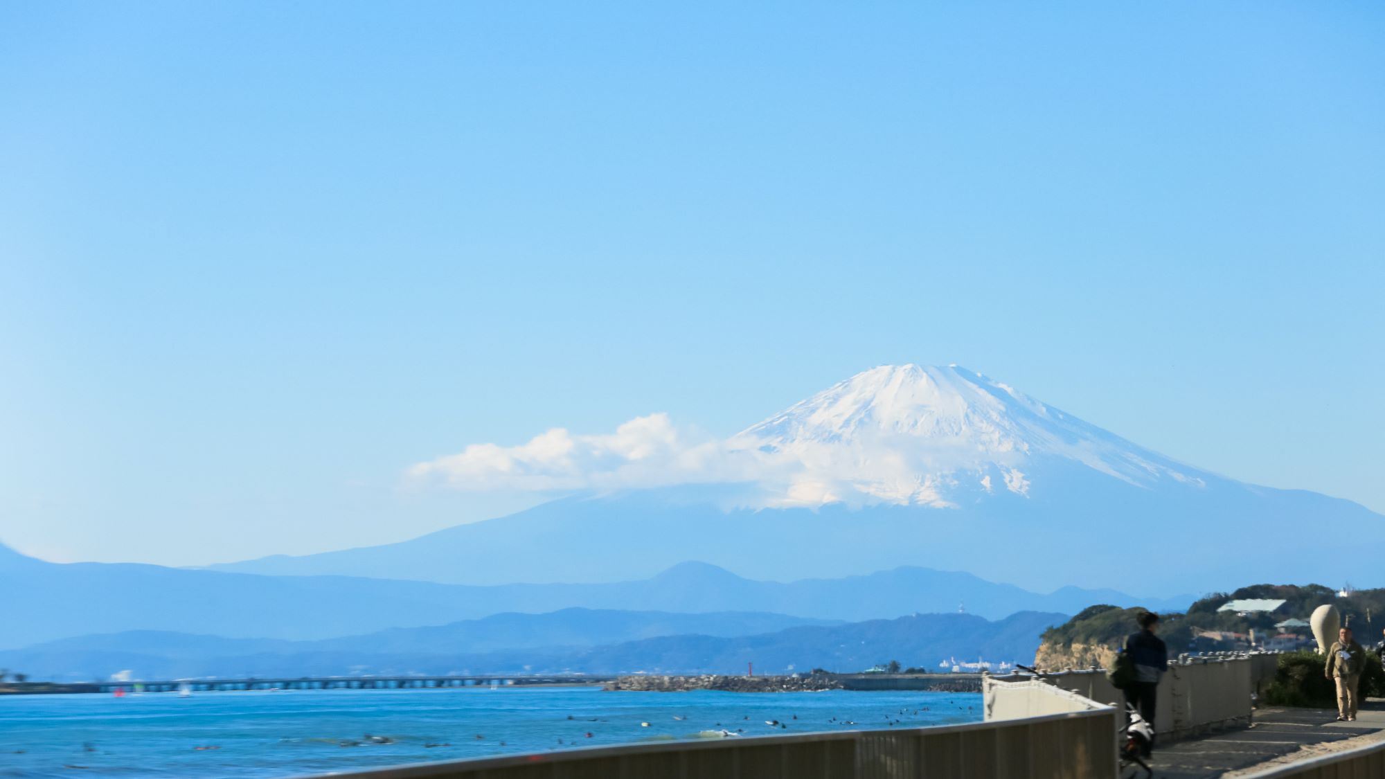 七里ヶ浜から望む海と富士山