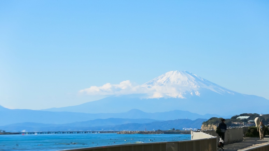 七里ヶ浜から望む海と富士山