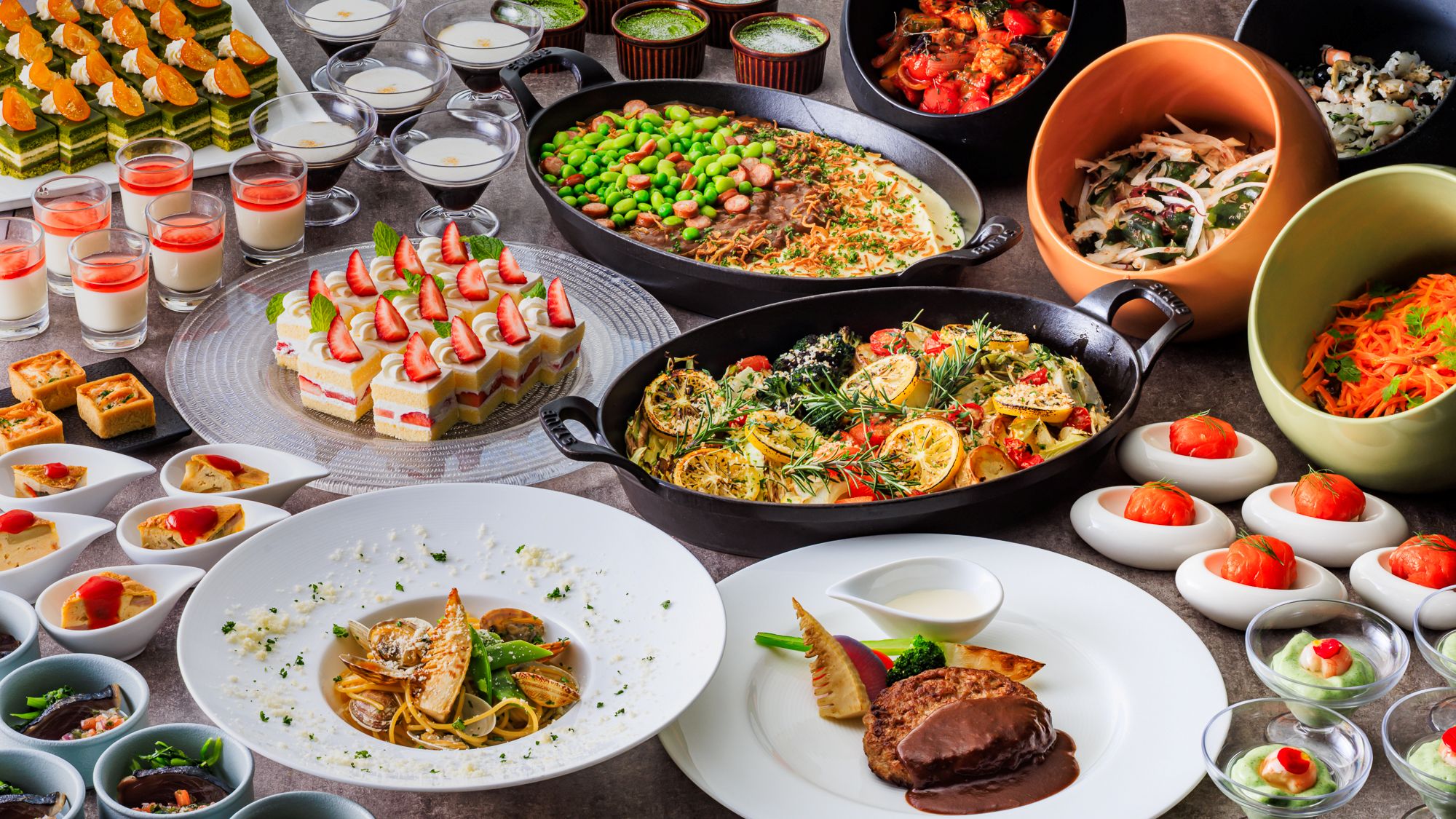 春のハーフブッフェランチ：メイン料理をお選びいただくと、オードブルやスープ、パン、デザートが食べ放題