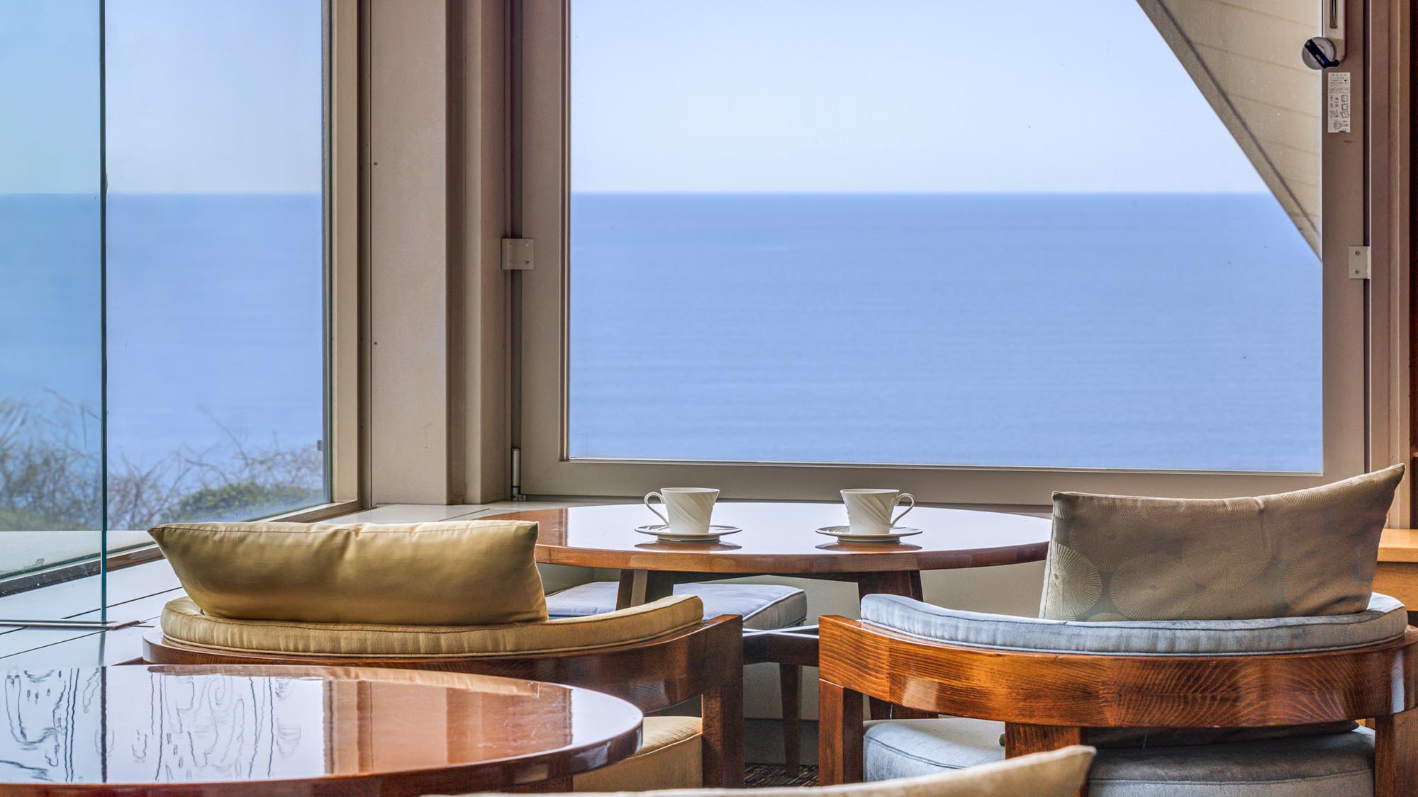 ラウンジあじさい　海を眺めながら淹れたてのコーヒーで旅の疲れを癒して