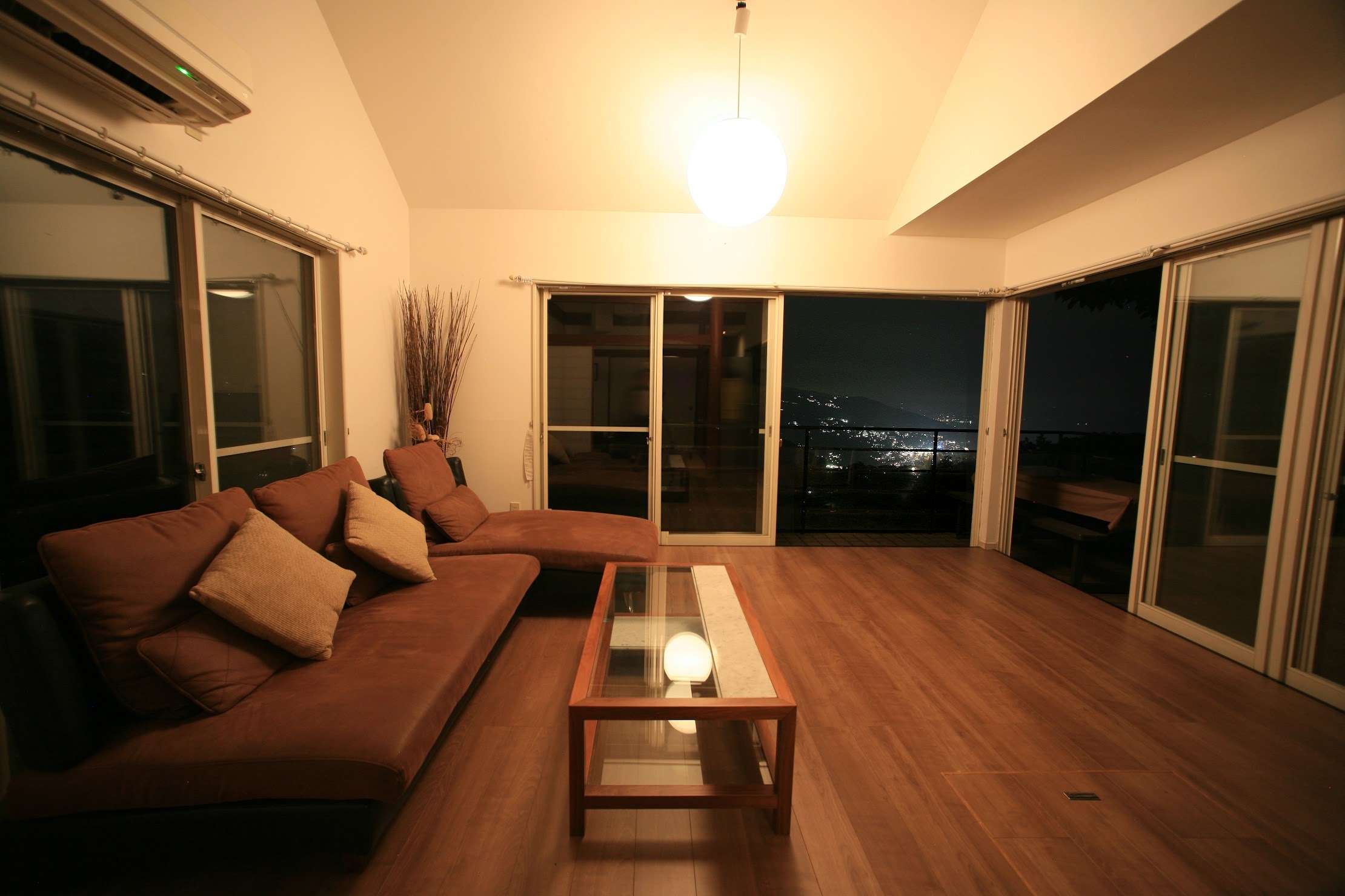 【スタンダード】吹き抜けのリビング！伊豆石のお風呂から熱海の夜景を楽しめます！