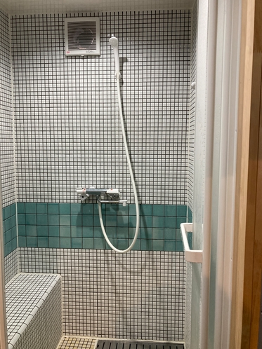 2022年改装全面モザイクタイル貼のシャワー室