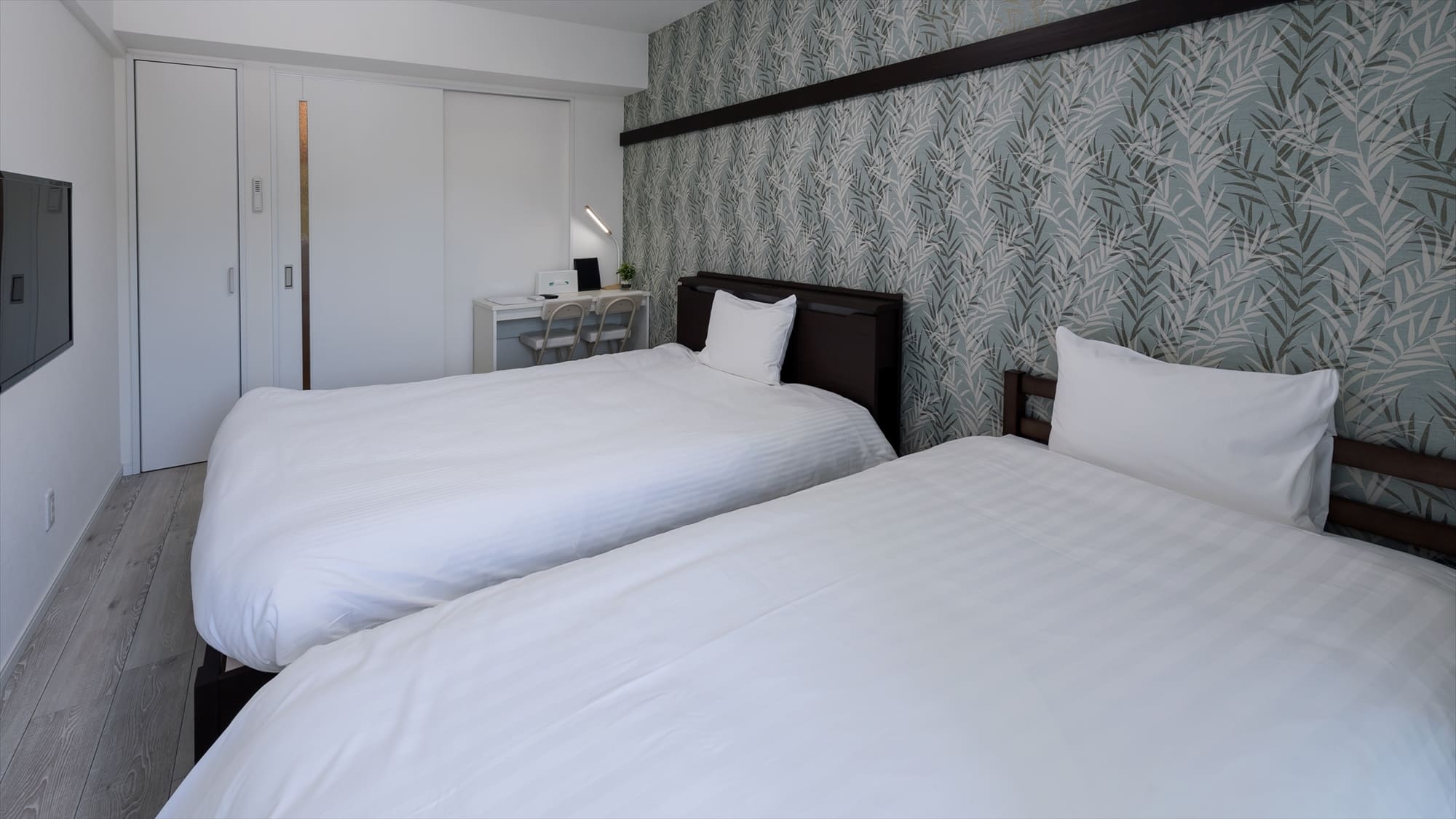 【A-type ダブル】23㎡ シンプルで清潔感のある寝室。セパレートバス、ミニキッチン完備で快適。