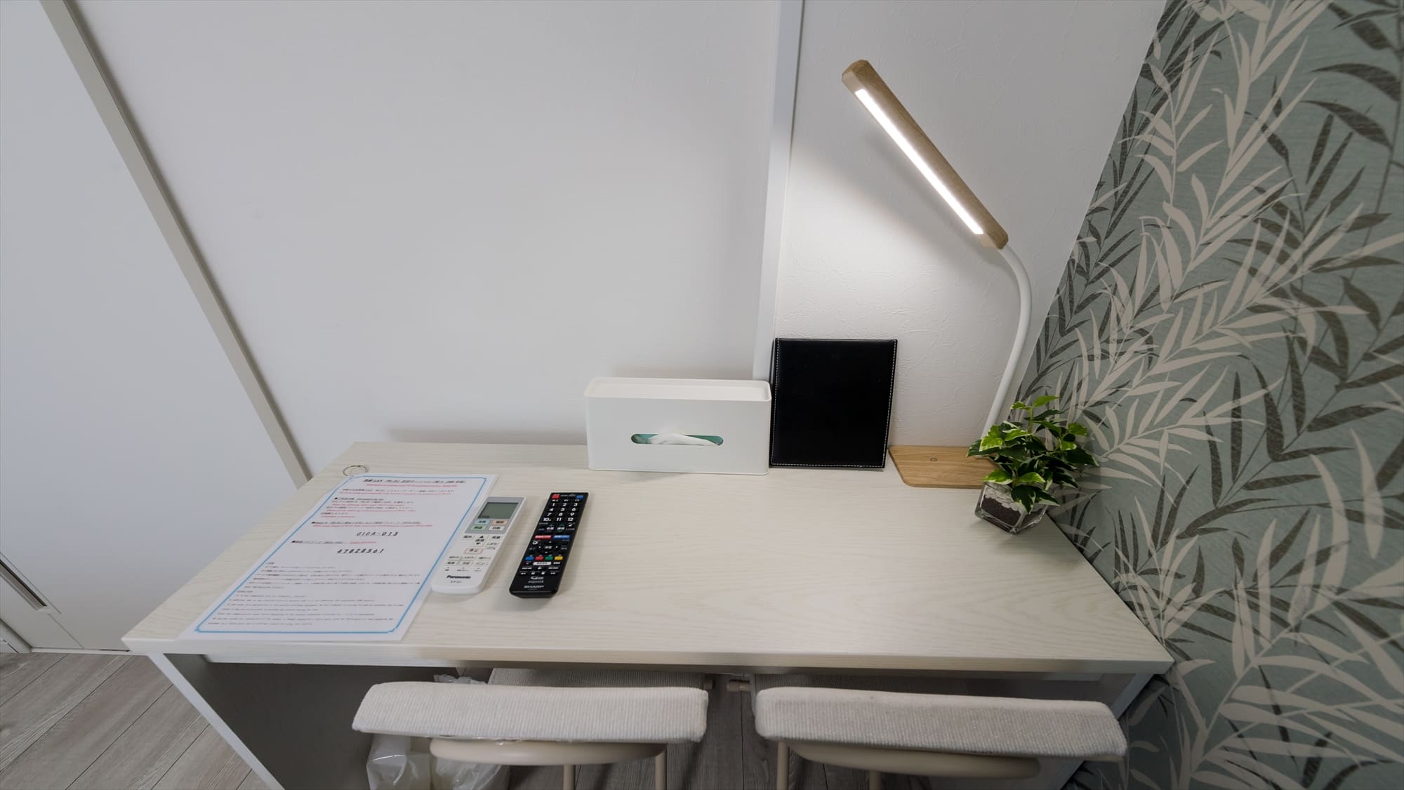 【A-type ダブル】明るい照明付きのデスク。テレワークやビジネス利用も快適です。