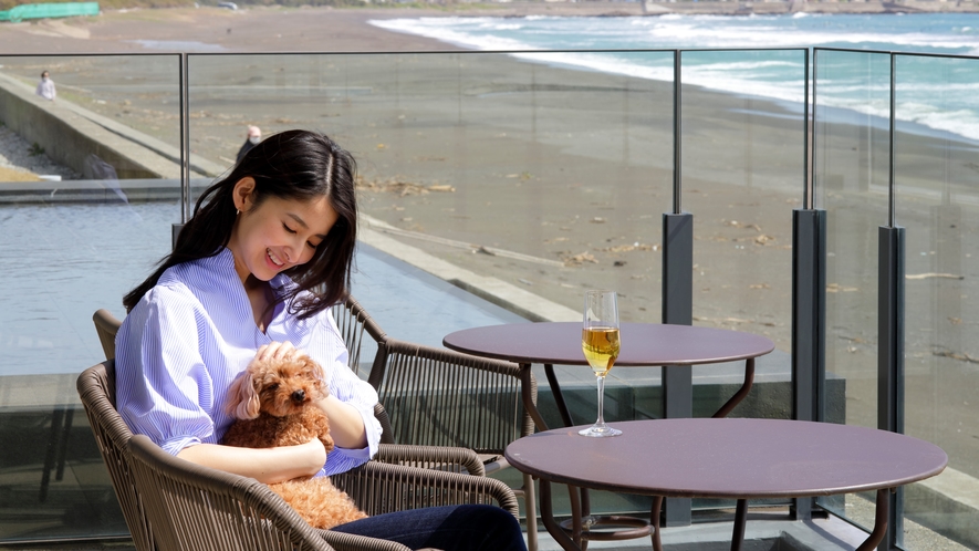 【バーラウンジ】愛犬と楽しめるカフェで特別なひと時をお過ごしください