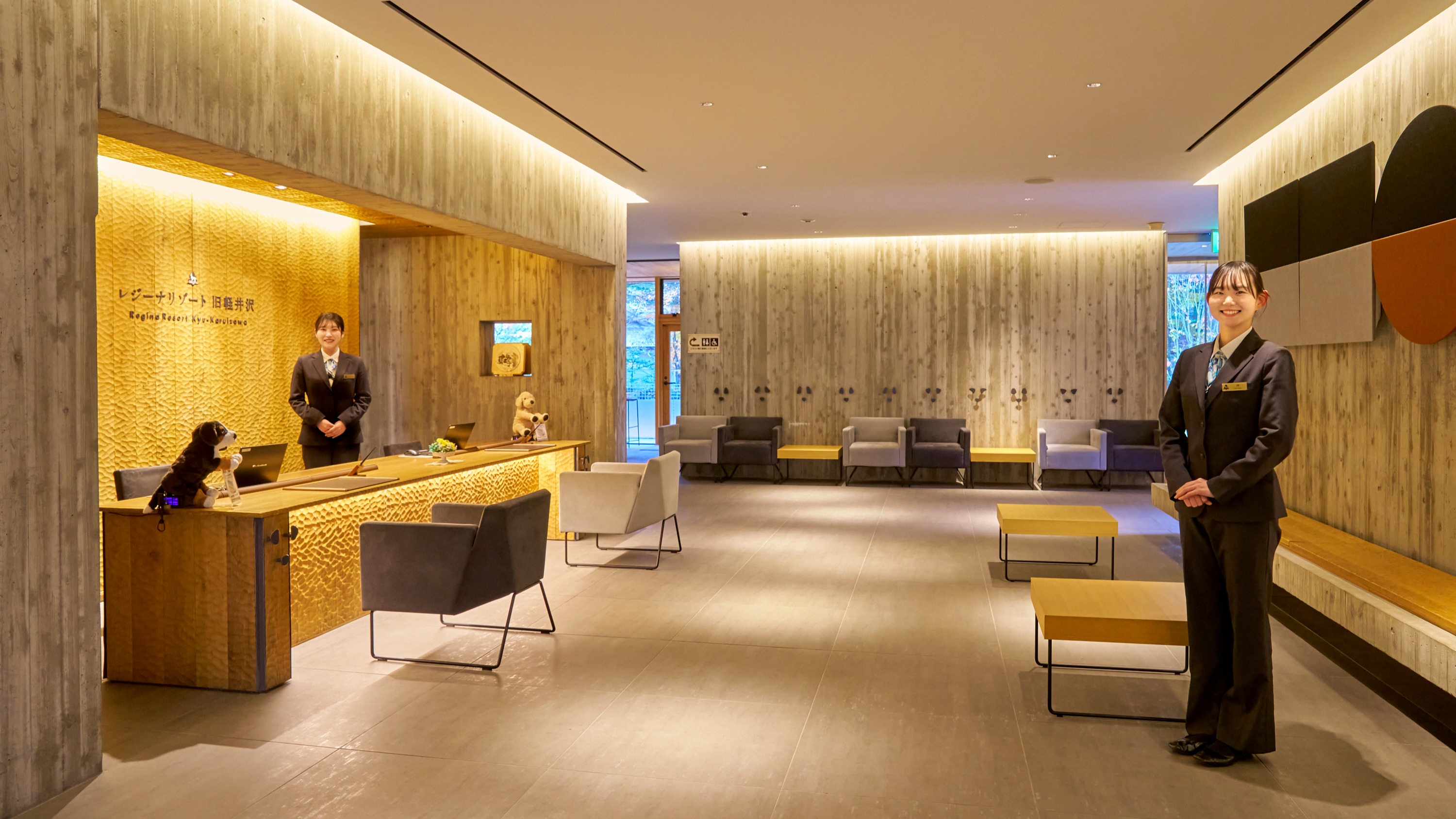 【フロント・ロビー】スタイリッシュな雰囲気の中、犬好きなスタッフ達が笑顔でお出迎えいたします。