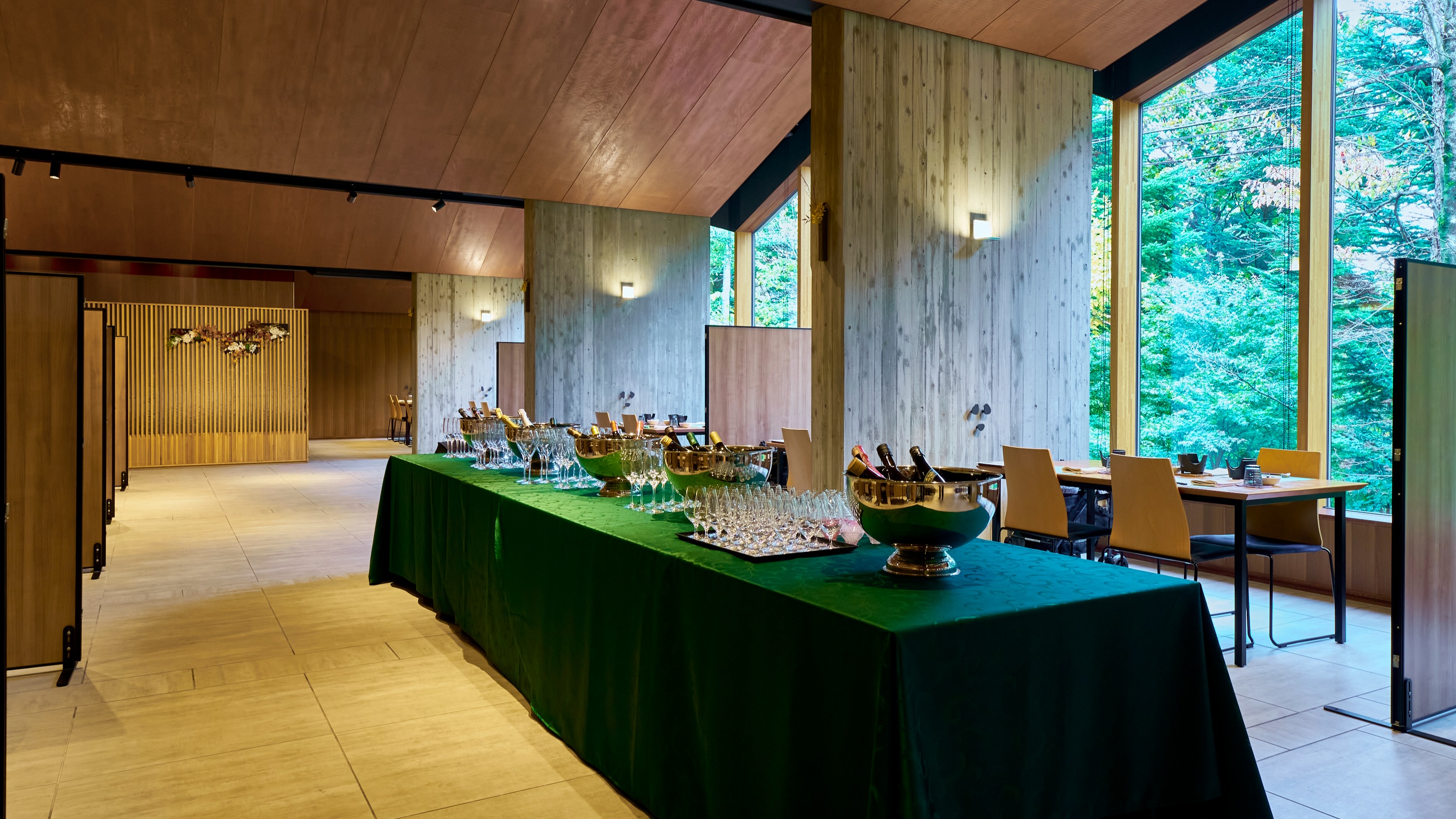 【レストラン】お席ごとにパーティションで区切っており、半個室のような落ち着いた空間。全席愛犬同伴が可能です。