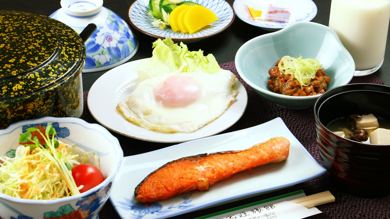 【朝食付】愛宕荘の美味しい朝ごはんで元気にスタート！【駐車場完備】