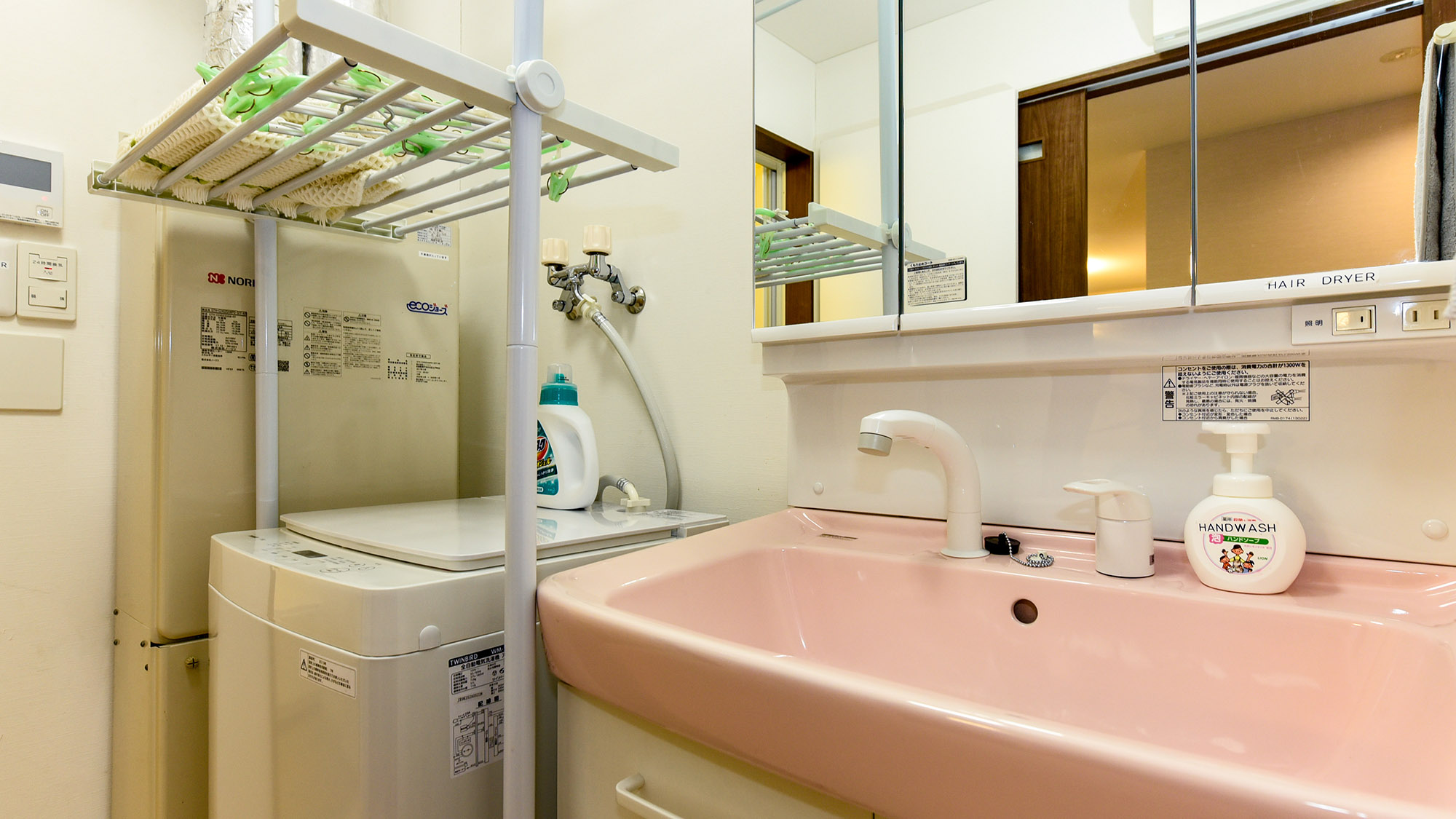 ・【洗面所】三面鏡の清潔な洗面台。洗濯機は2台設置で大人数での長期滞在にもおすすめです