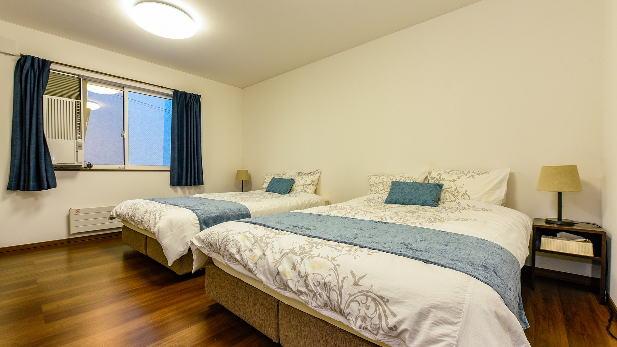 ・【2F寝室】ダブルベッドが2台のお部屋。青を基調としたお部屋でリラックス♪