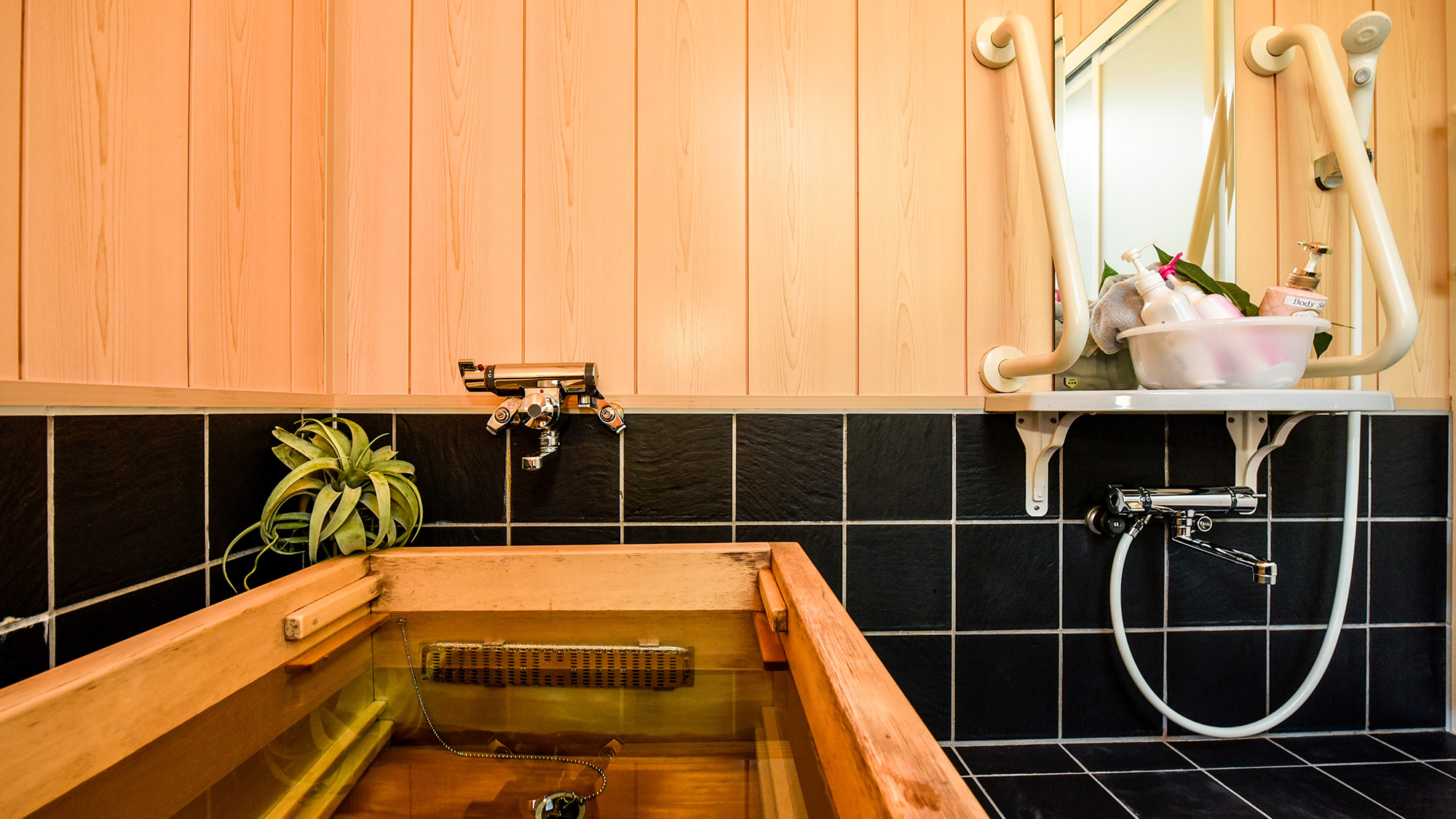 ・【1F浴室】檜を贅沢に使用した広々とした浴槽。手足を伸ばしてゆったりリラックス♪