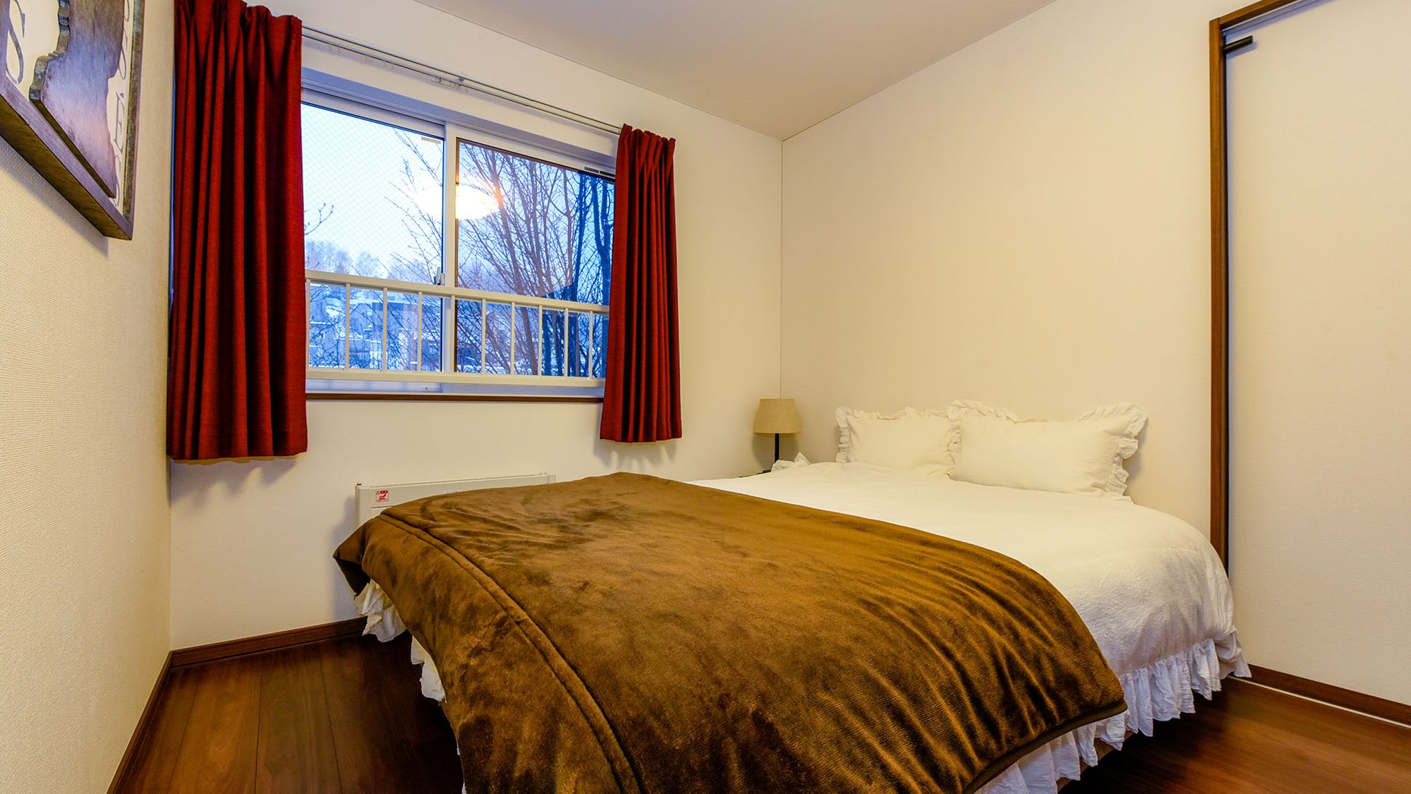 ・【2F寝室】ダブルベッドが1台のお部屋。ベッドは「フランスベッド」を使用