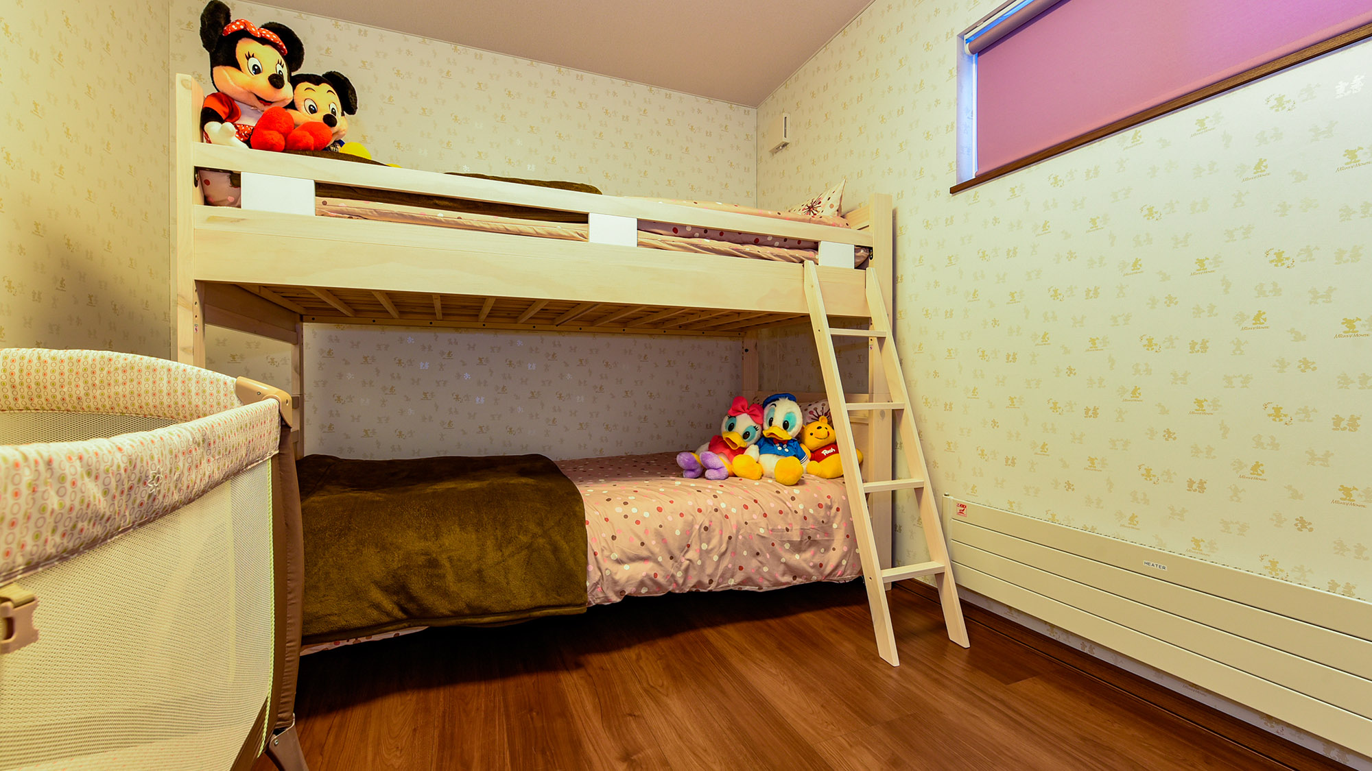 ・【2F寝室】ベビーベッド付のお部屋。小さなお子様連れも安心してご利用いただけます