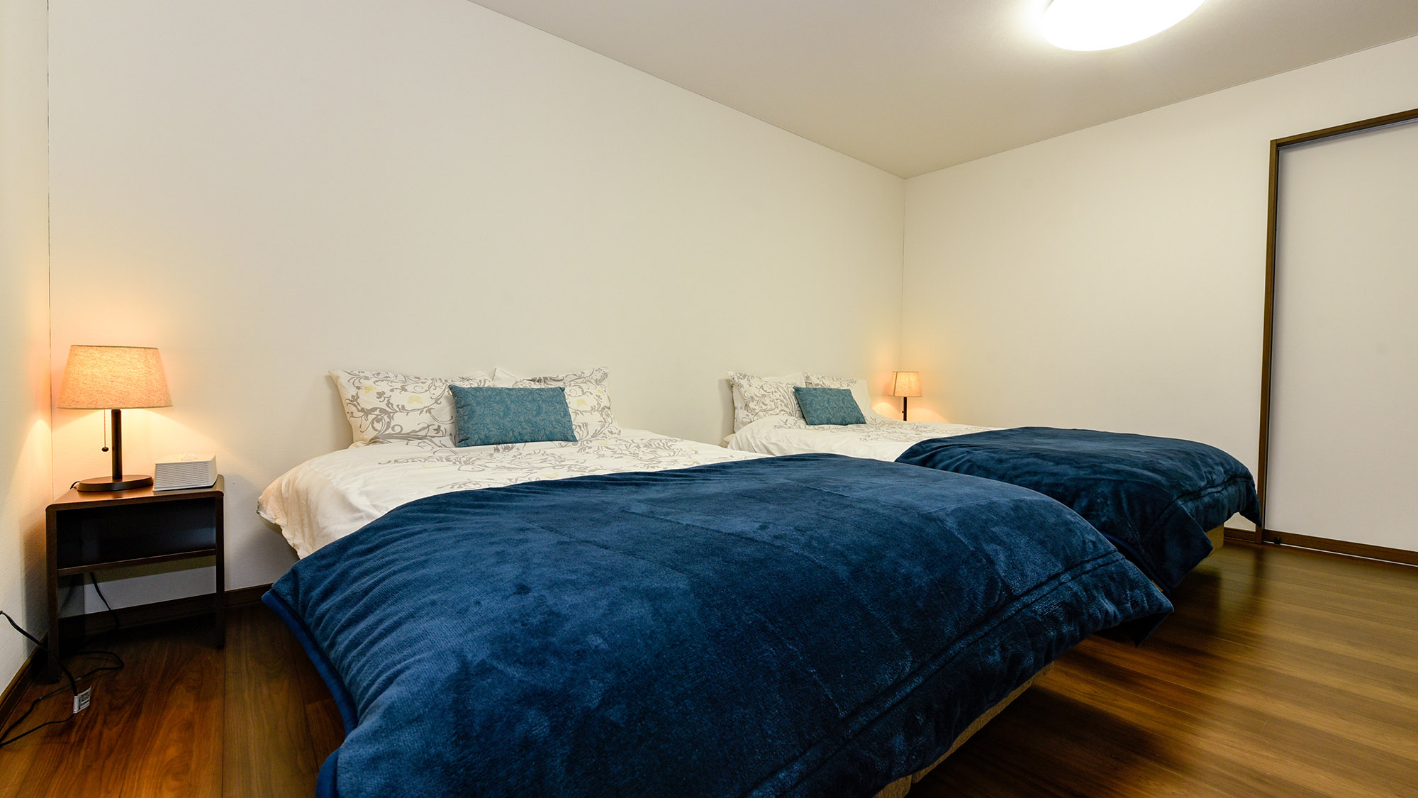 ・【2F寝室】ダブルベッド2台設置。清潔感あふれるお部屋でゆっくりお休みいただけます