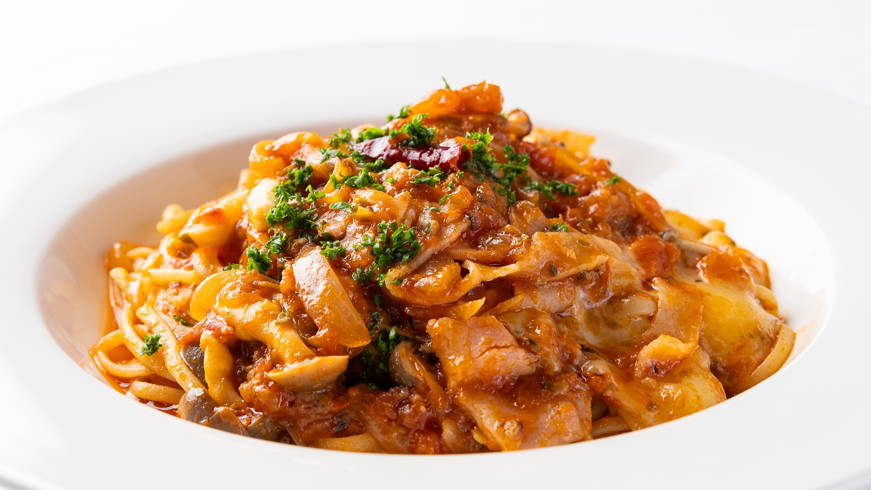 5月ランチメニュー★ベーコンとタプナード、モッツァレラチーズのトマトパスタ