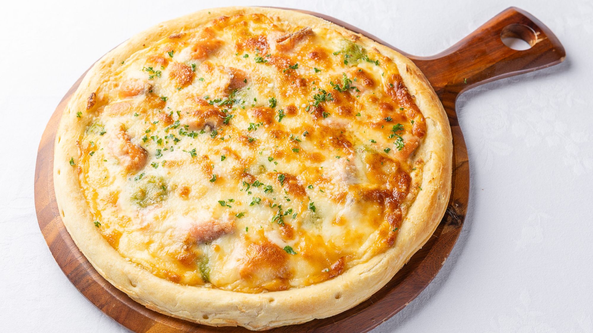 4月ランチメニュー★ワカモレとクリームチーズ、スモークサーモントラウトのピザ