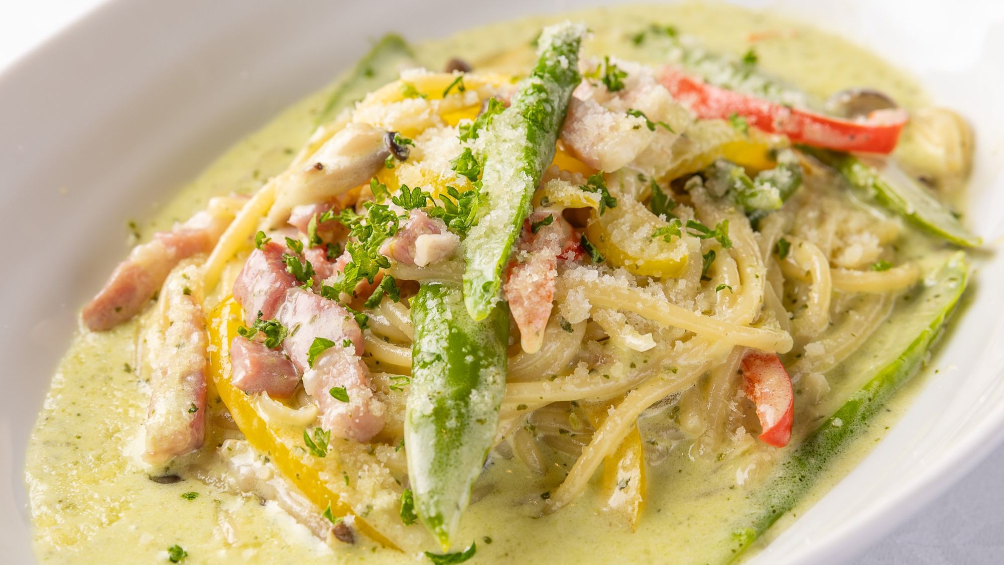 4月ランチメニュー★パンチェッタと彩り野菜のバジルクリームパスタ